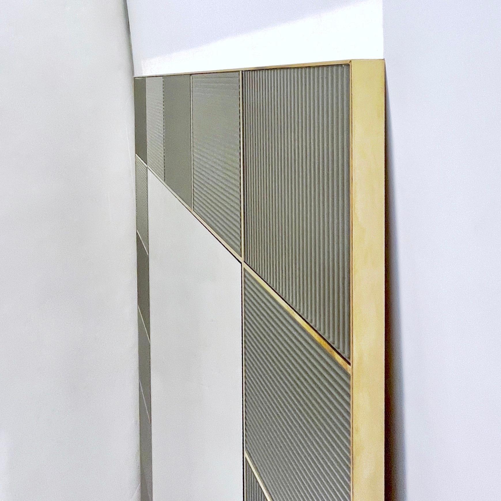 Miroir en laiton, tuiles géométriques, gris argenté, en verre de Murano, fait sur mesure par un artiste italien. en vente 2