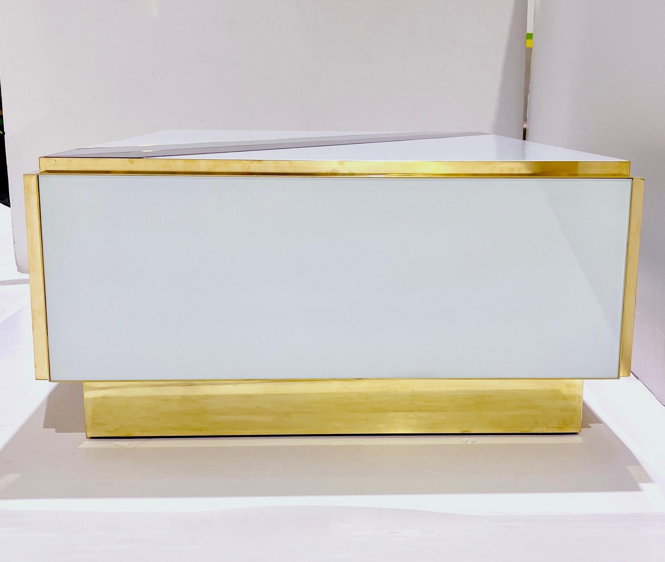 Fait main Table basse à 2 tiroirs en verre blanc strié Blue Design italien sur mesure en vente
