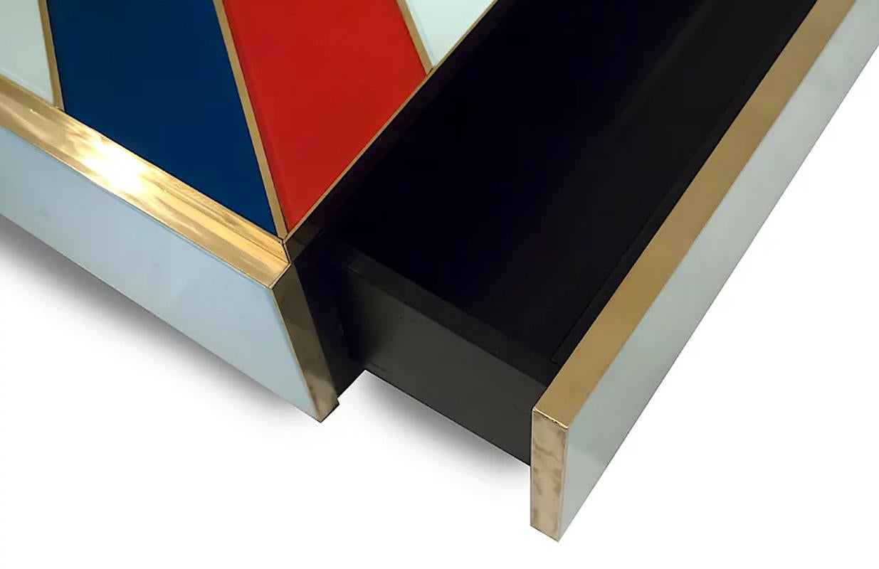 Maßgefertigter niedriger Couchtisch mit zwei Schubladen im italienischen Kunstdesign, rot-blau gestreifte weiße Glasplatten (Handgefertigt) im Angebot