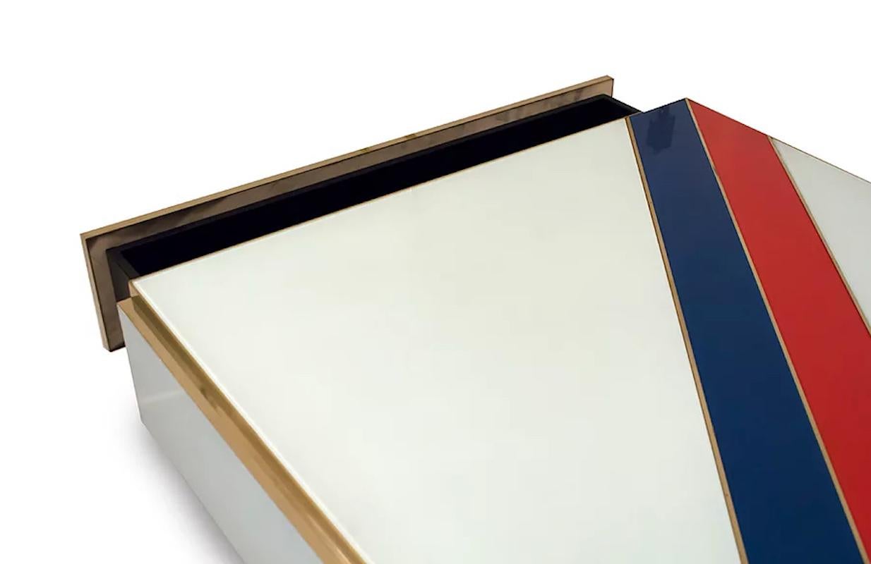 Maßgefertigter niedriger Couchtisch mit zwei Schubladen im italienischen Kunstdesign, rot-blau gestreifte weiße Glasplatten (21. Jahrhundert und zeitgenössisch) im Angebot