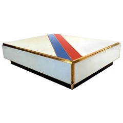 Tavolino basso in vetro bianco a 2 cassetti con strisce rosse e blu di Art Design italiano personalizzato