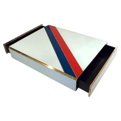 Tavolino basso in vetro bianco a 2 cassetti con strisce rosse e blu di Art Design italiano personalizzato