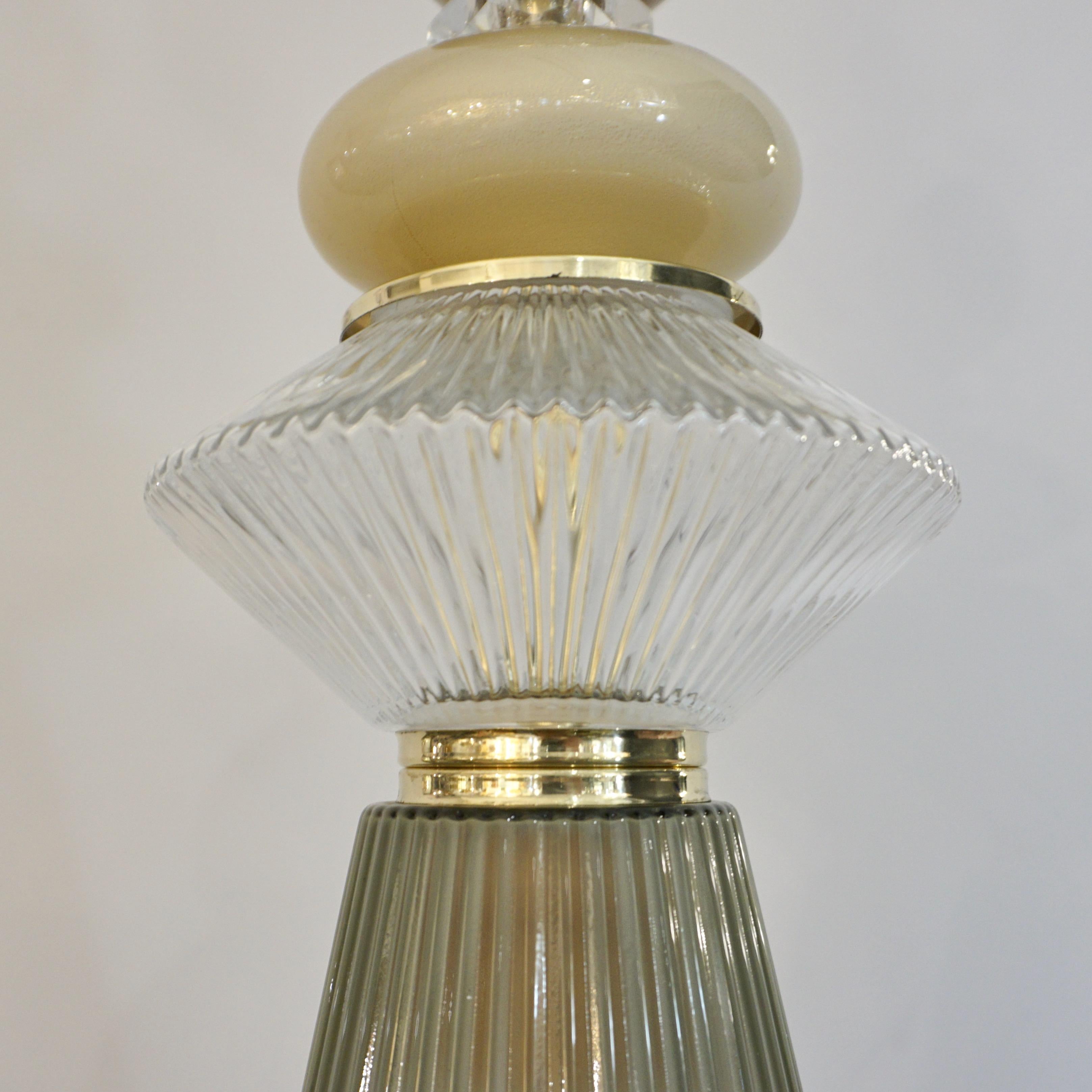 Coppia di lampade a sospensione personalizzate in cristallo italiano, oro e verde grigio di Murano In condizioni Nuovo in vendita a New York, NY