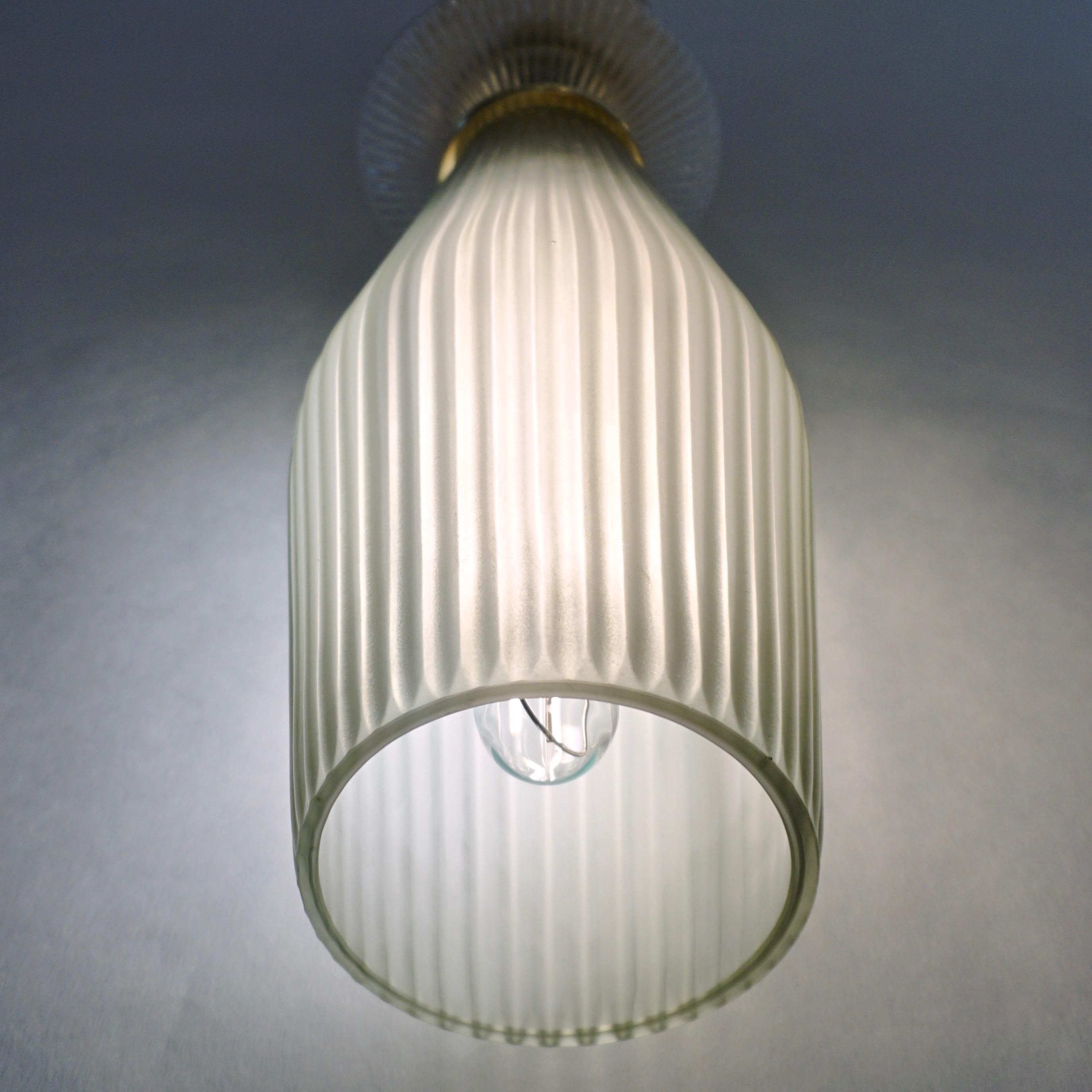 Fatto a mano Coppia di lampade a sospensione personalizzate in cristallo italiano, oro e verde grigio di Murano in vendita