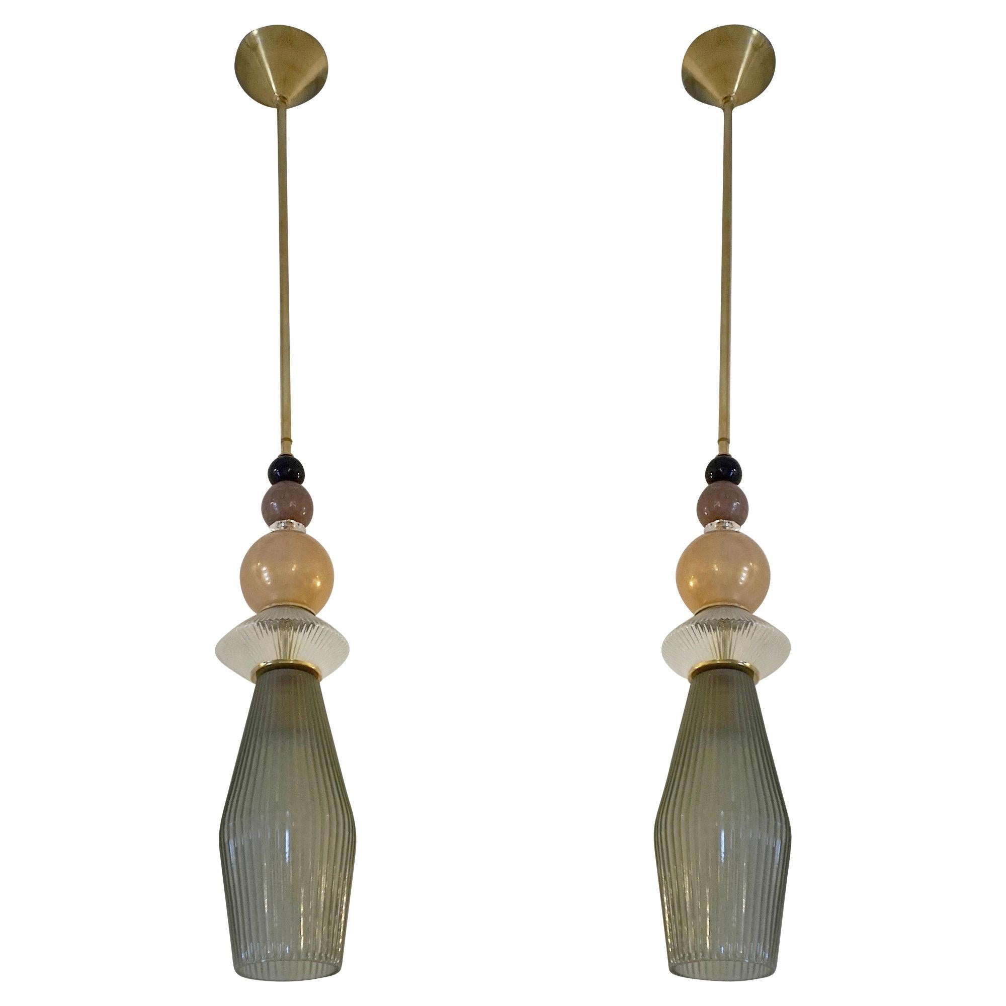 XXI secolo e contemporaneo Coppia di lampade a sospensione personalizzate in cristallo italiano, oro e verde grigio di Murano in vendita