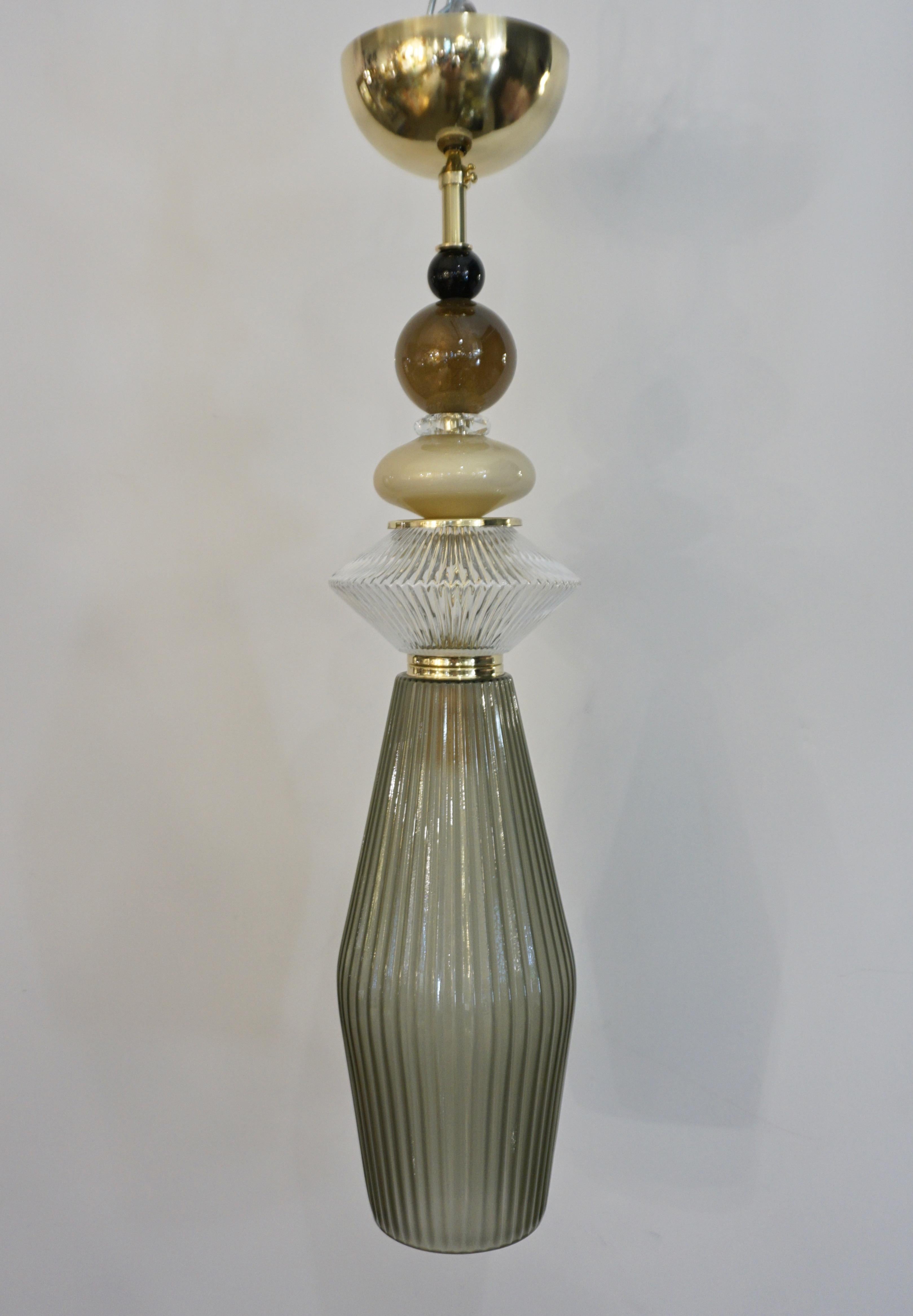 Paire de lampes suspendues en cristal italien doré et en verre de Murano gris et vert, fabriquées sur mesure en vente 1