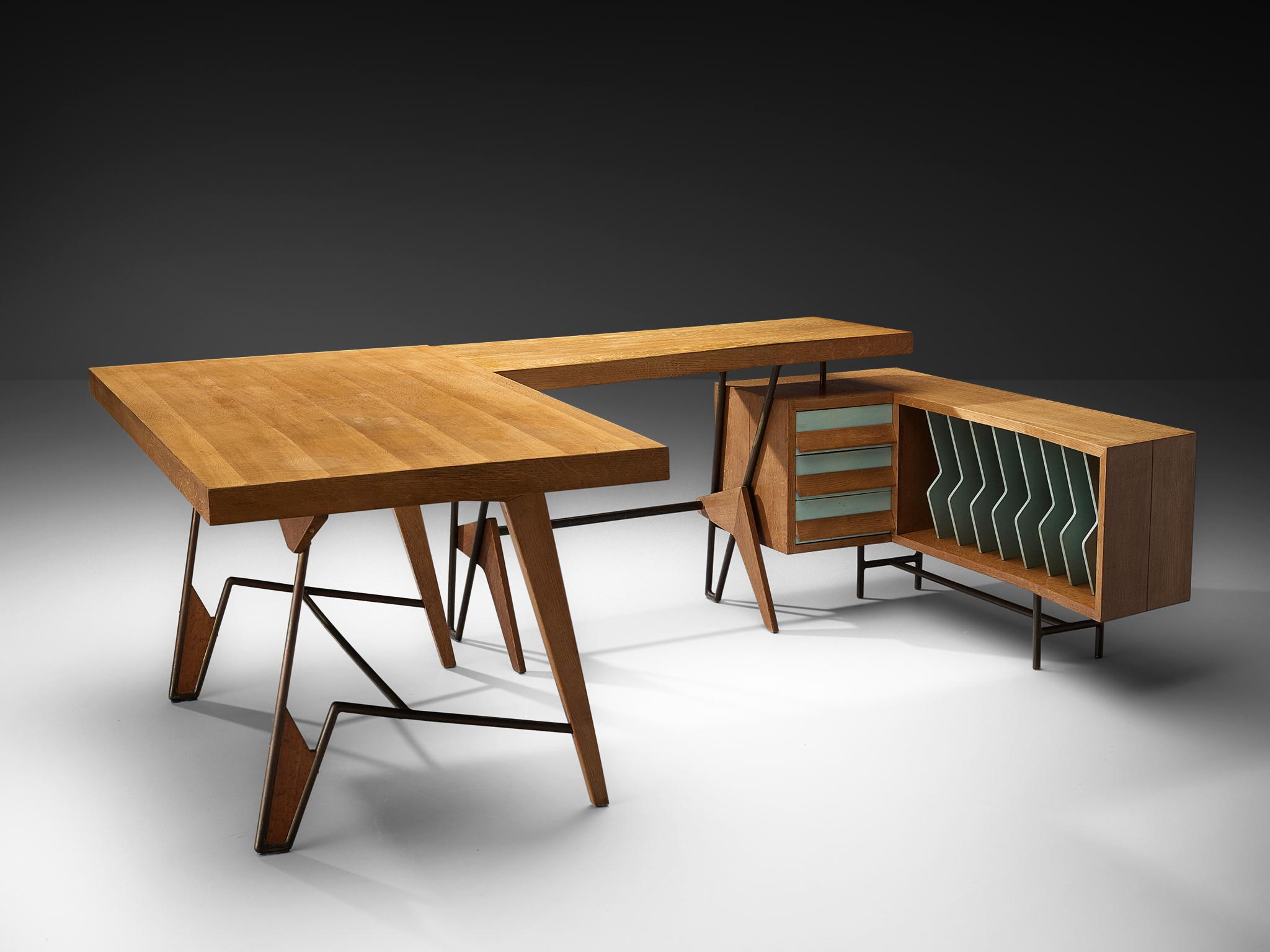 Einzigartiger Schreibtisch oder Zeichentisch, Eiche, Messing, Metall, Italien, 1950er Jahre

Ein italienischer Architekt oder Möbeldesigner mit einem guten Auge für Proportionen plante diesen freistehenden, funktionalen Schreibtisch mit zwei Ecken