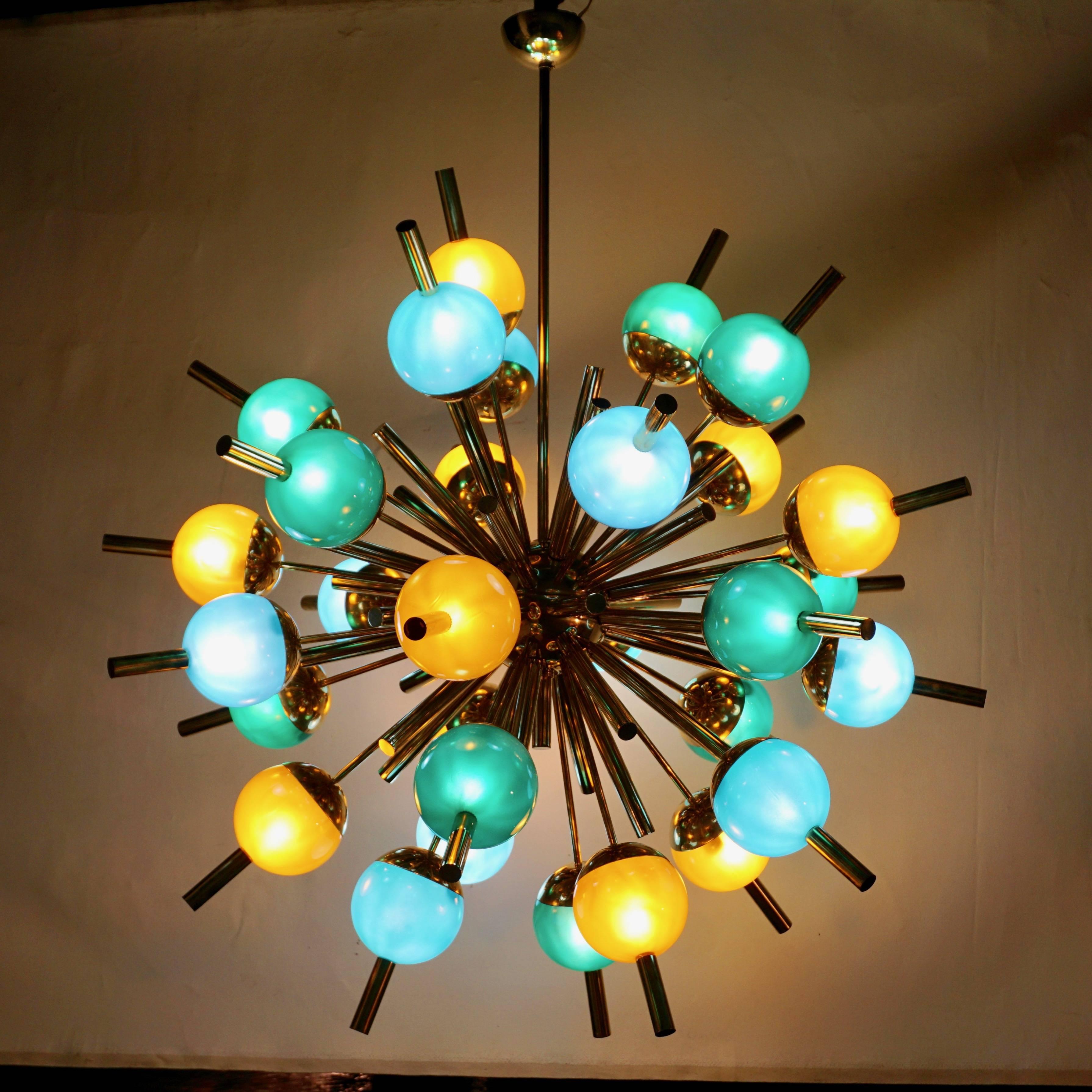 Un luminaire italien contemporain sur-mesure de trente lumières, au design moderne du milieu du siècle, entièrement fait à la main, avec une structure en laiton Sputnik ; des tiges en laiton doré sortent d'une sphère centrale en forme d'étoile,