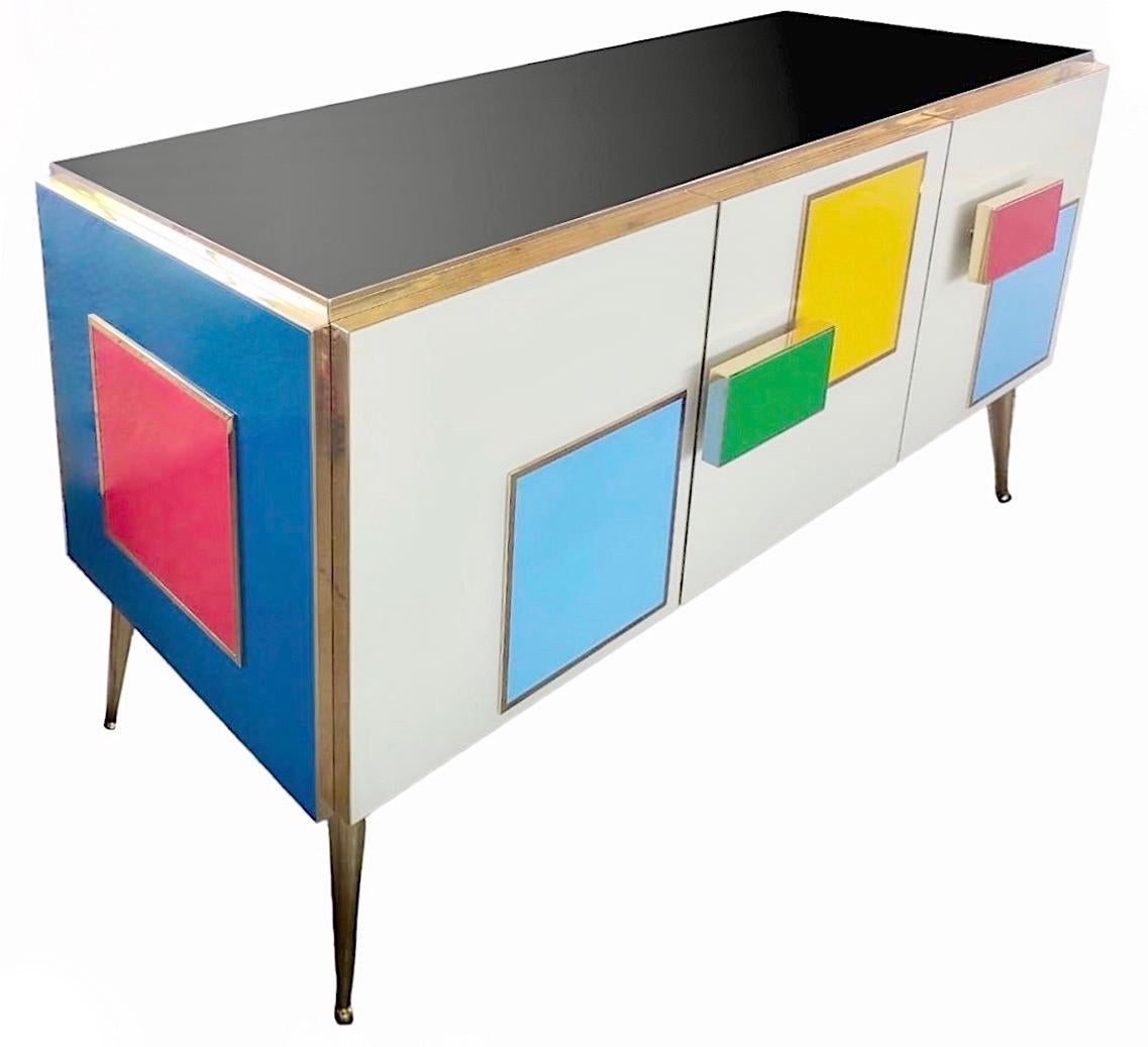 Bringen Sie Ihre eigenen Farbakzente in jeden Raum mit unserer anpassbaren, modernen Collection'S, die vollständig in Italien handgefertigt wird, mit dem Ziel, Individualität durch Kunst in einem funktionalen Stück zu verankern und durch Ihre eigene