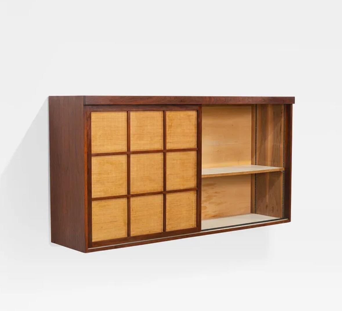 Armadio ad ante scorrevoli fenomenale.

Un pezzo versatile. Può essere utilizzato in camera da letto, in soggiorno o in sala da pranzo. 

Prodotto in Giappone. 

4 ripiani regolabili. Due porte scorrevoli. 

Spedito da Philadelphia. Consegna rapida