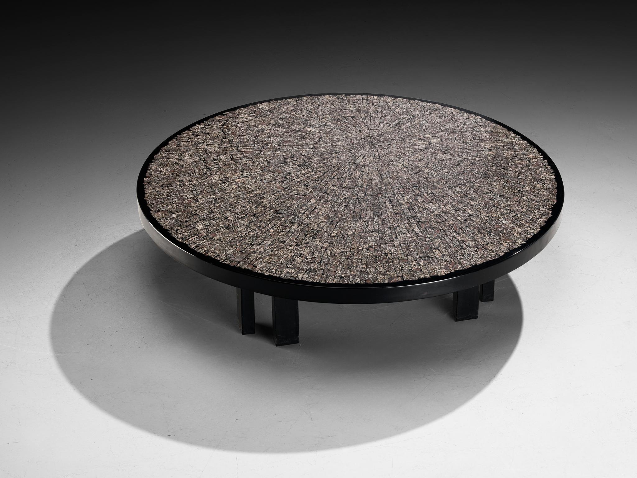 Table basse Jean Claude Dresse, acier laqué, granit, résine, Belgique, 1970

Une table ronde saisissante conçue de la main de l'artiste belge Jean Claude Dresse, datant des années 1970. Cette pièce remarquable présente un plateau incrusté de granit