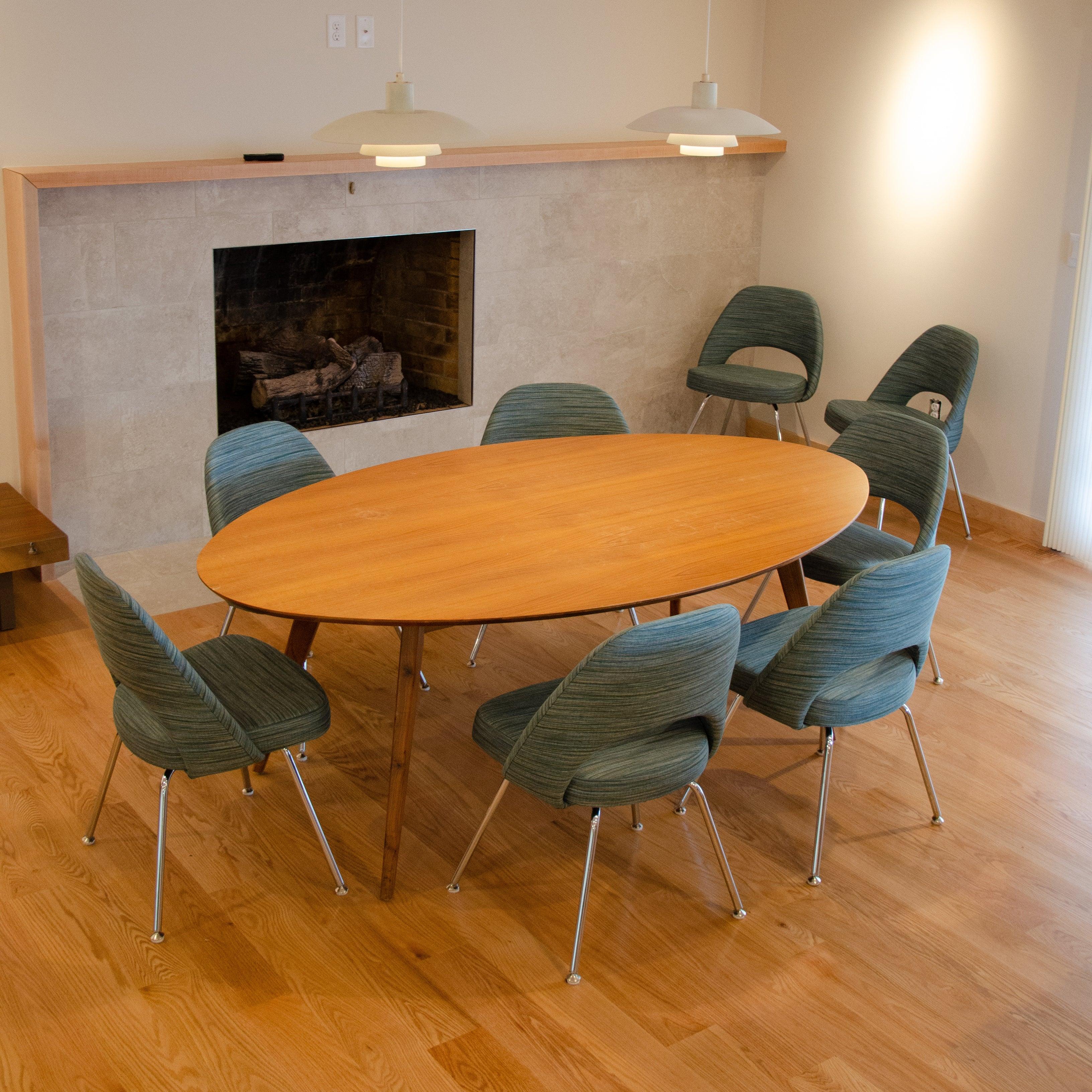 Moderne Table de conférence / table de salle à manger / table de conférence ovale Jens Risom pour Knoll, 78x48 pouces en vente