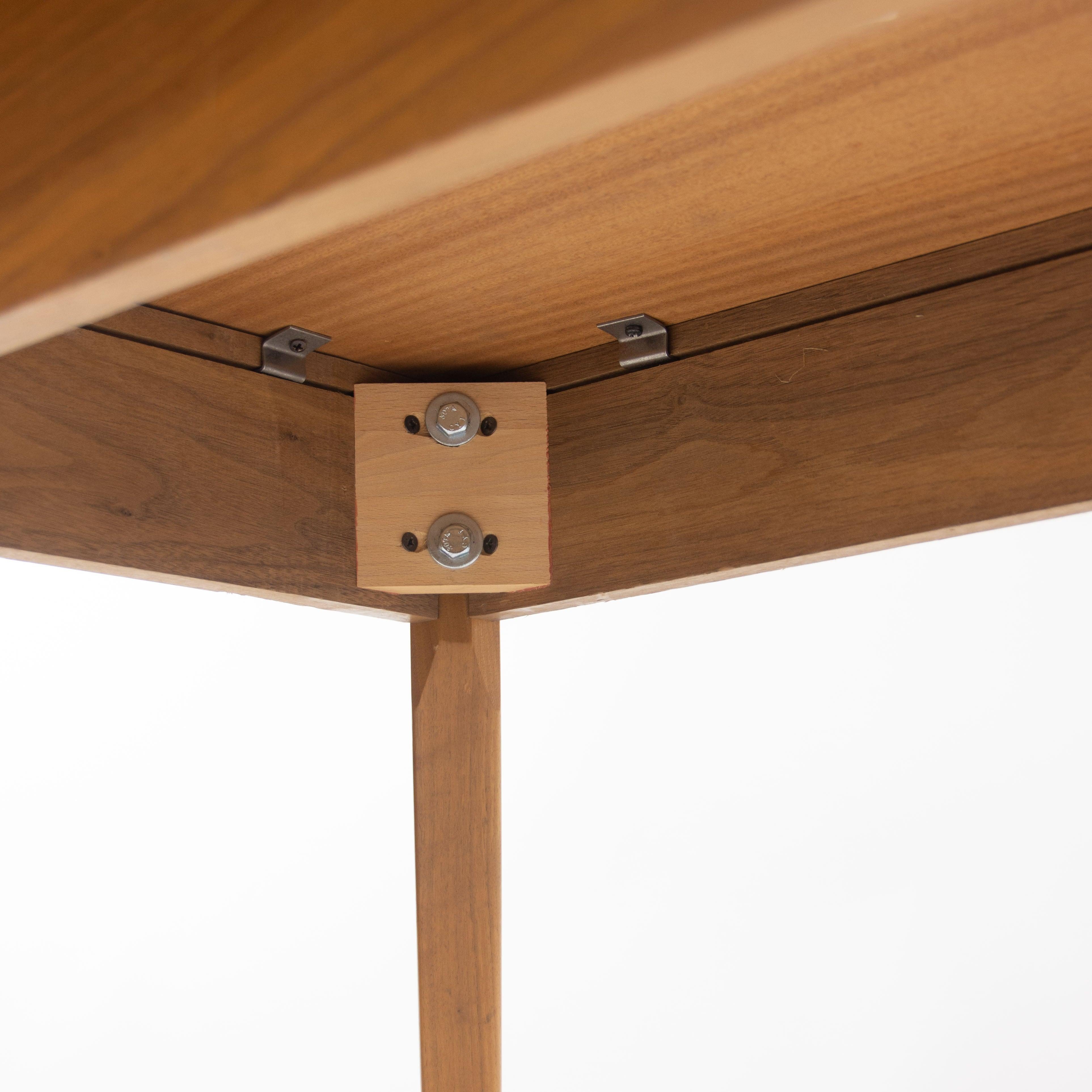 Noyer Table de conférence / table de salle à manger / table de conférence ovale Jens Risom pour Knoll, 78x48 pouces en vente
