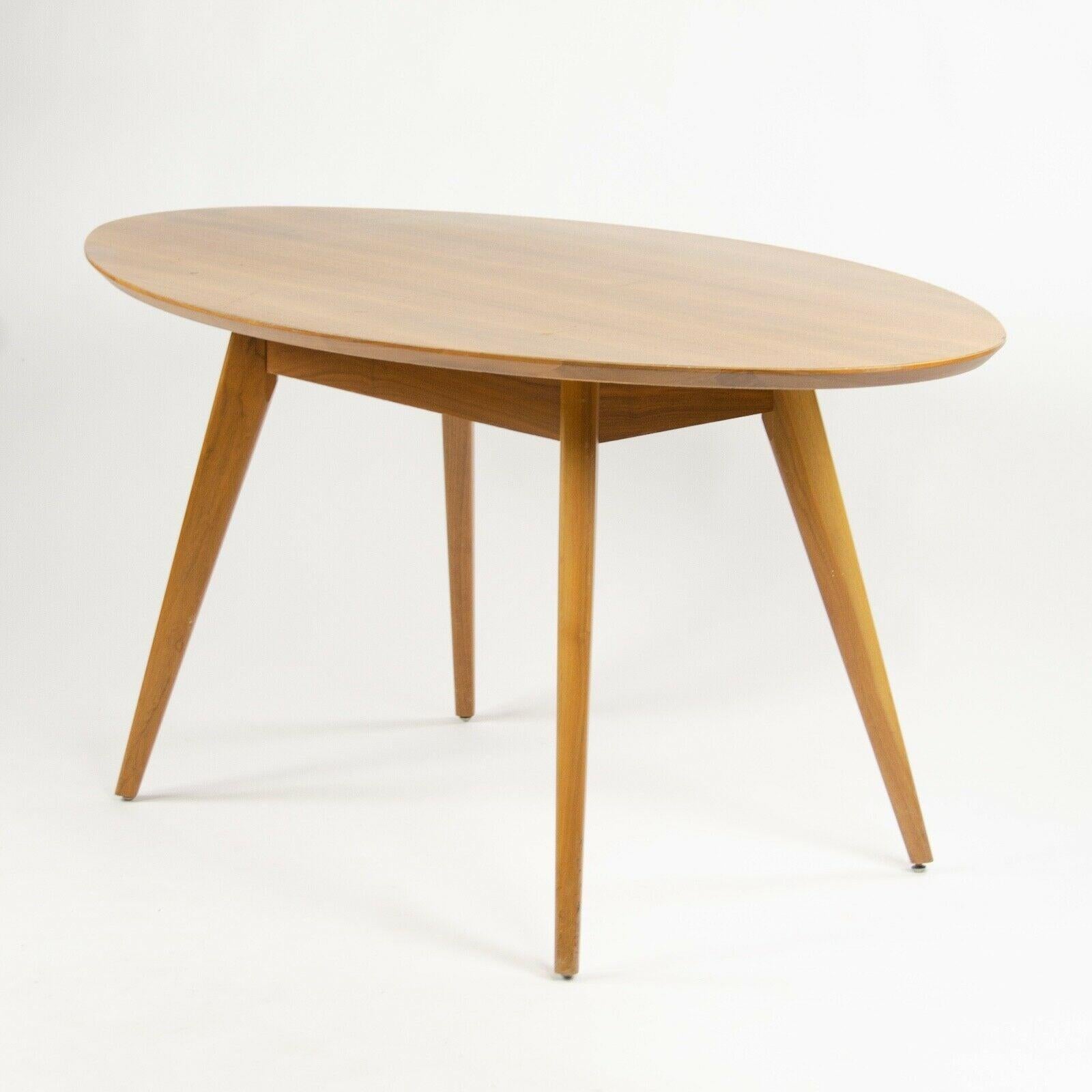 Zum Verkauf stehen originale, Anfang der 2000er Jahre bestellte Jens Risom Esstische aus Nussbaumholz / Café-Tische. Die Tische wurden von Knoll International hergestellt und sind in sehr gutem Zustand.
Der angegebene Preis gilt für einen Tisch. Es