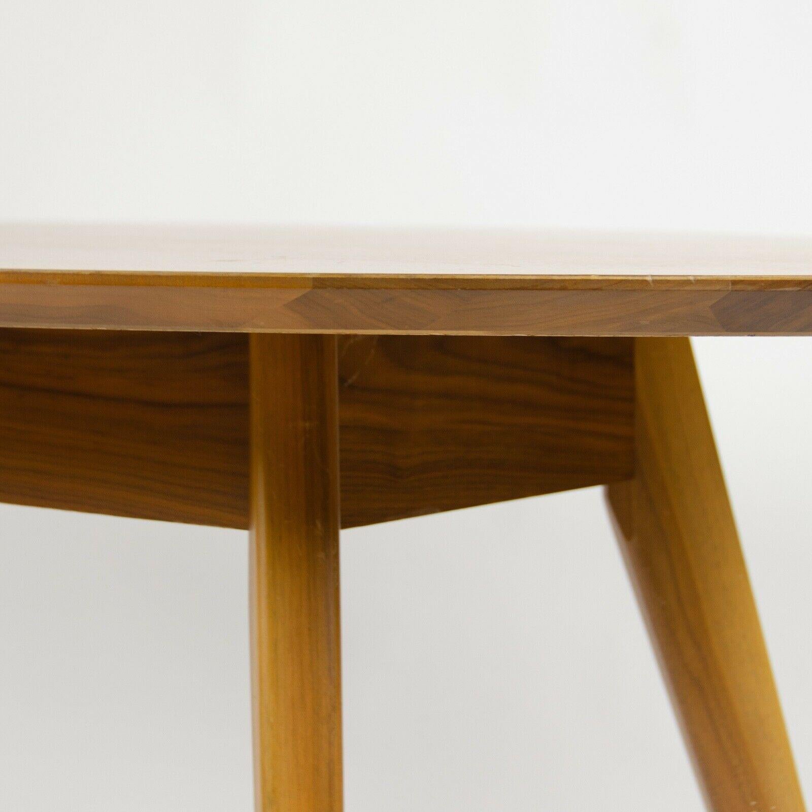 Américain Jens Risom Knoll 56 in Oval Walnut Dining Cafe Table Saarinen Tulip sur mesure en vente