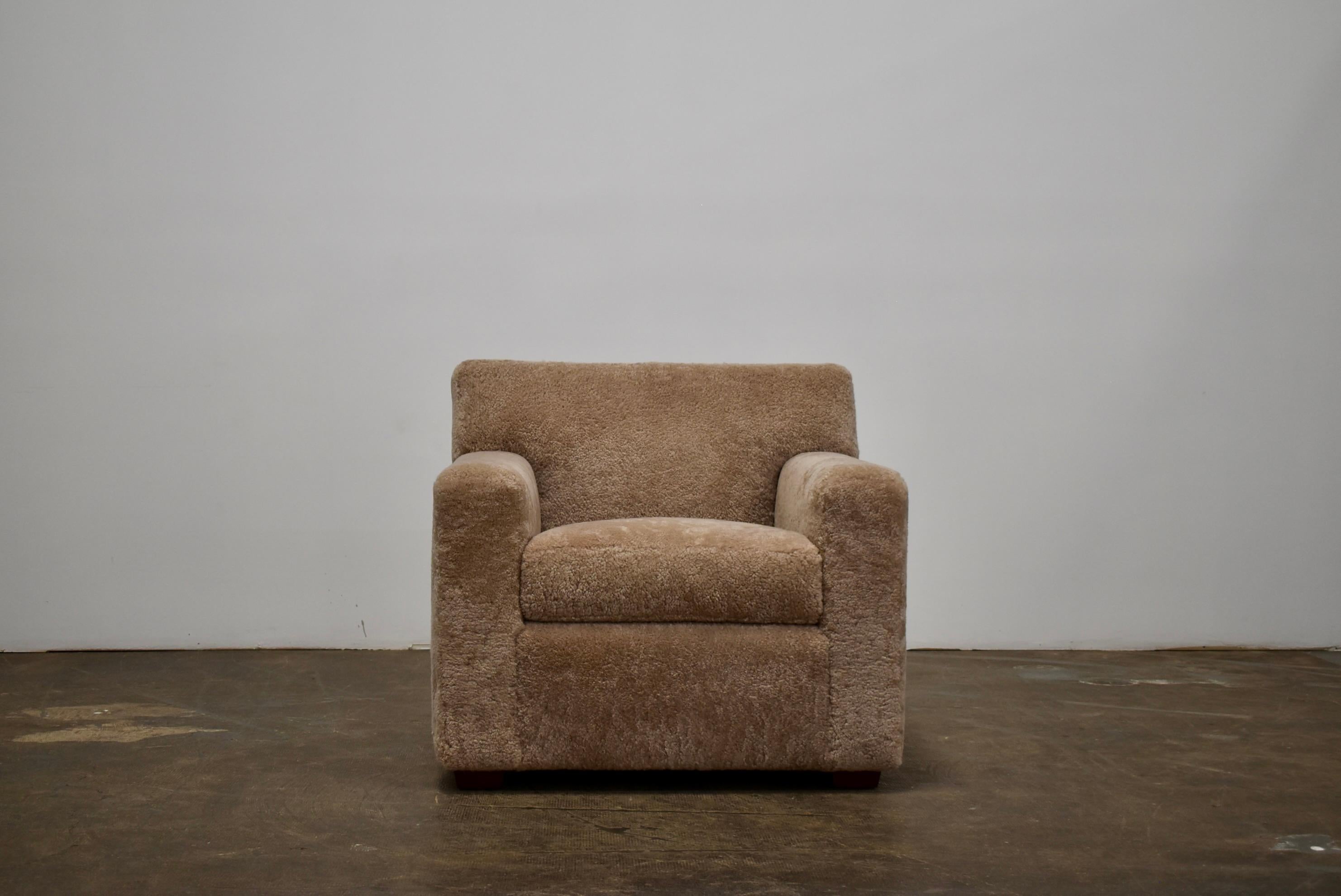 Unser JMF-Club-Sessel ist perfekt für jeden modernen oder klassischen Raum. Es ist klassisch handgefertigt, wie das von Jean Michel Frank entworfene Original, aber mit einigen modernen Techniken. Der innere Rahmen ist aus massivem Hartholz