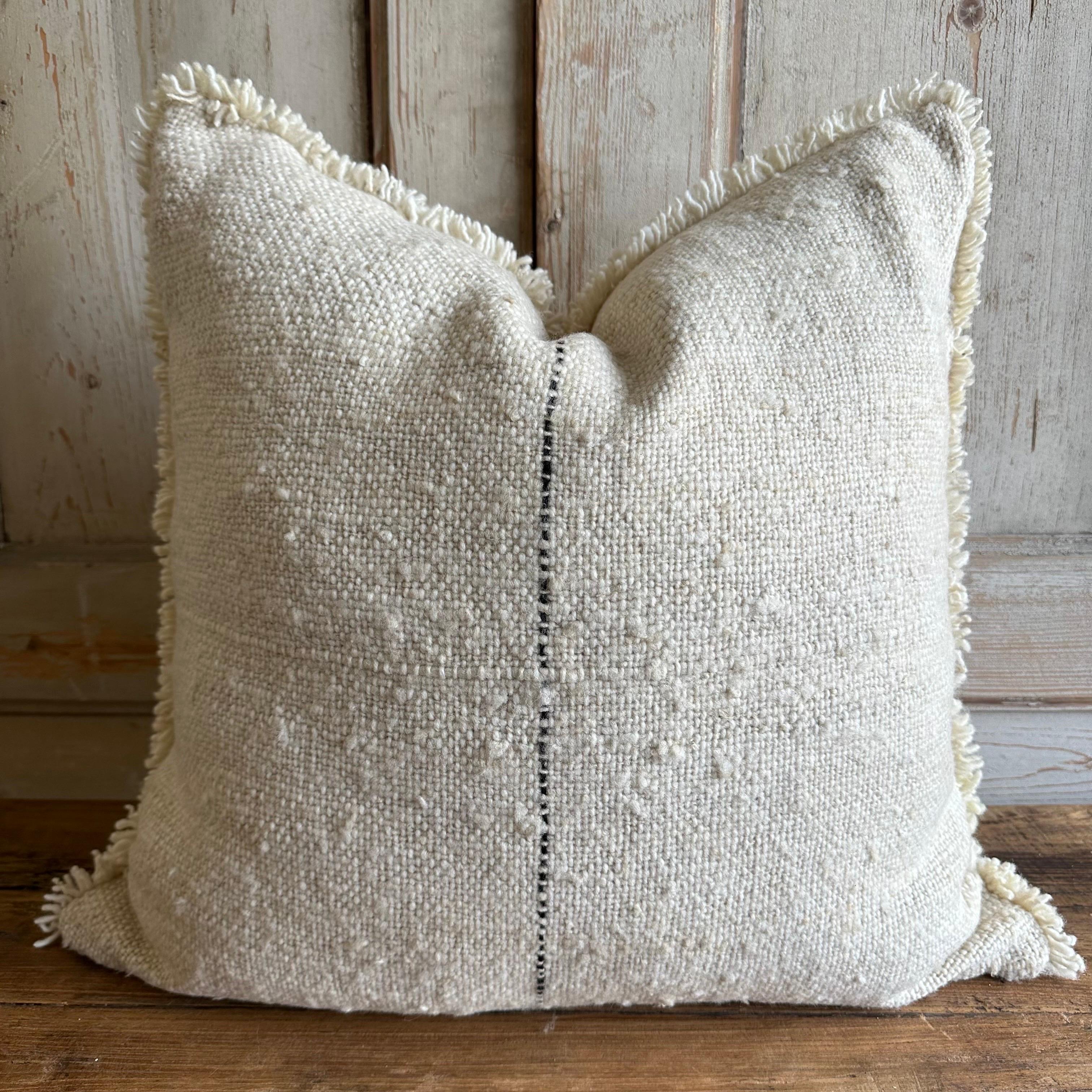 KARU 24”x24”
Organic Wool Handmade Pillow
All of our products are commissioned and handmade by the craftswomen of Chiloé. The textiles are made with 100% wool from ’Chilota’ sheep, that are born and raised on the island.?The process by which these