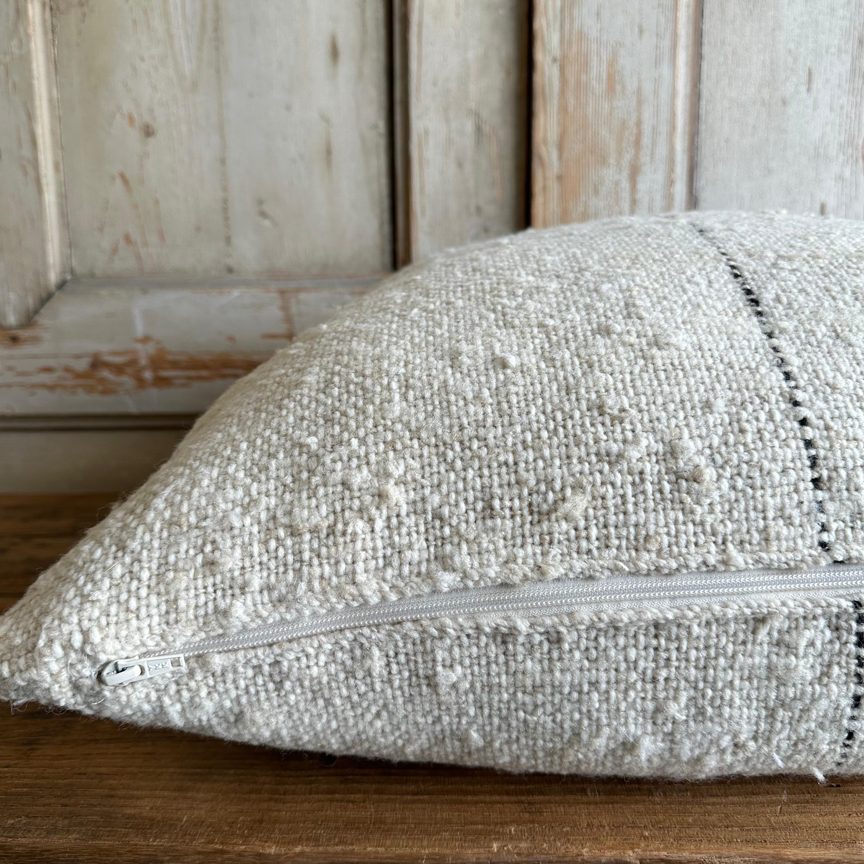 Individuelles Karu Woven Wool Pillow in Haferflocken mit schwarzen Streifen im Zustand „Neu“ im Angebot in Brea, CA