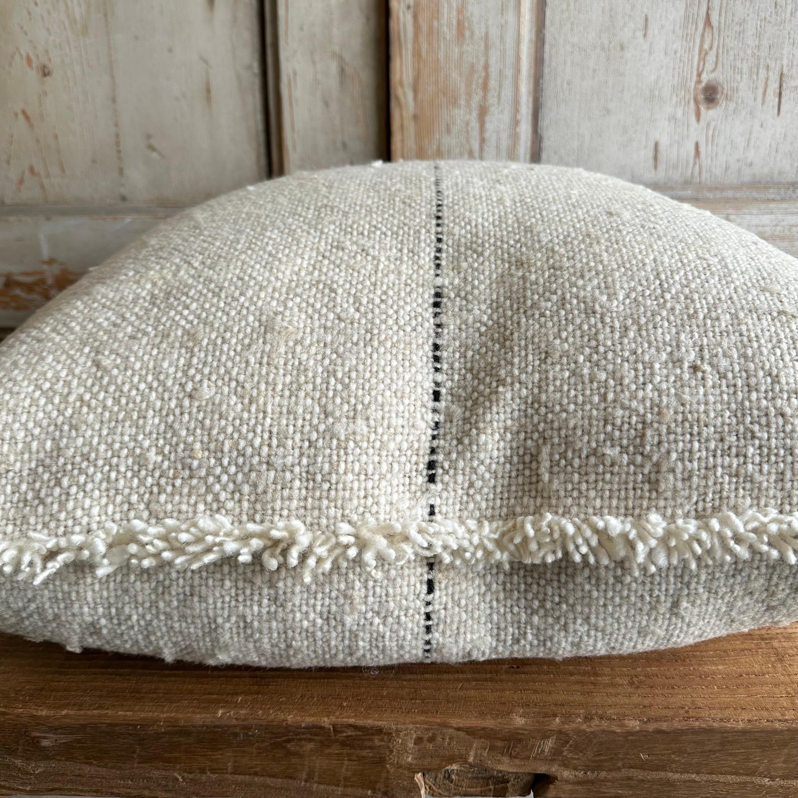 Individuelles Karu Woven Wool Pillow in Haferflocken mit schwarzen Streifen (21. Jahrhundert und zeitgenössisch) im Angebot