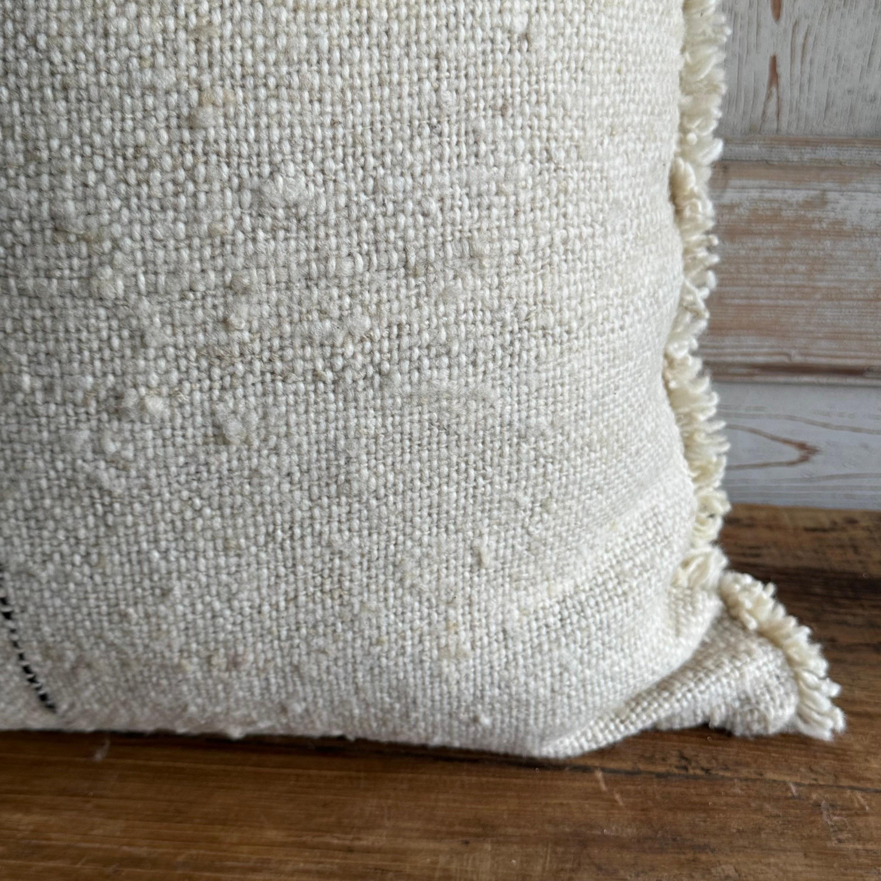 Individuelles Karu Woven Wool Pillow in Haferflocken mit schwarzen Streifen im Angebot 1