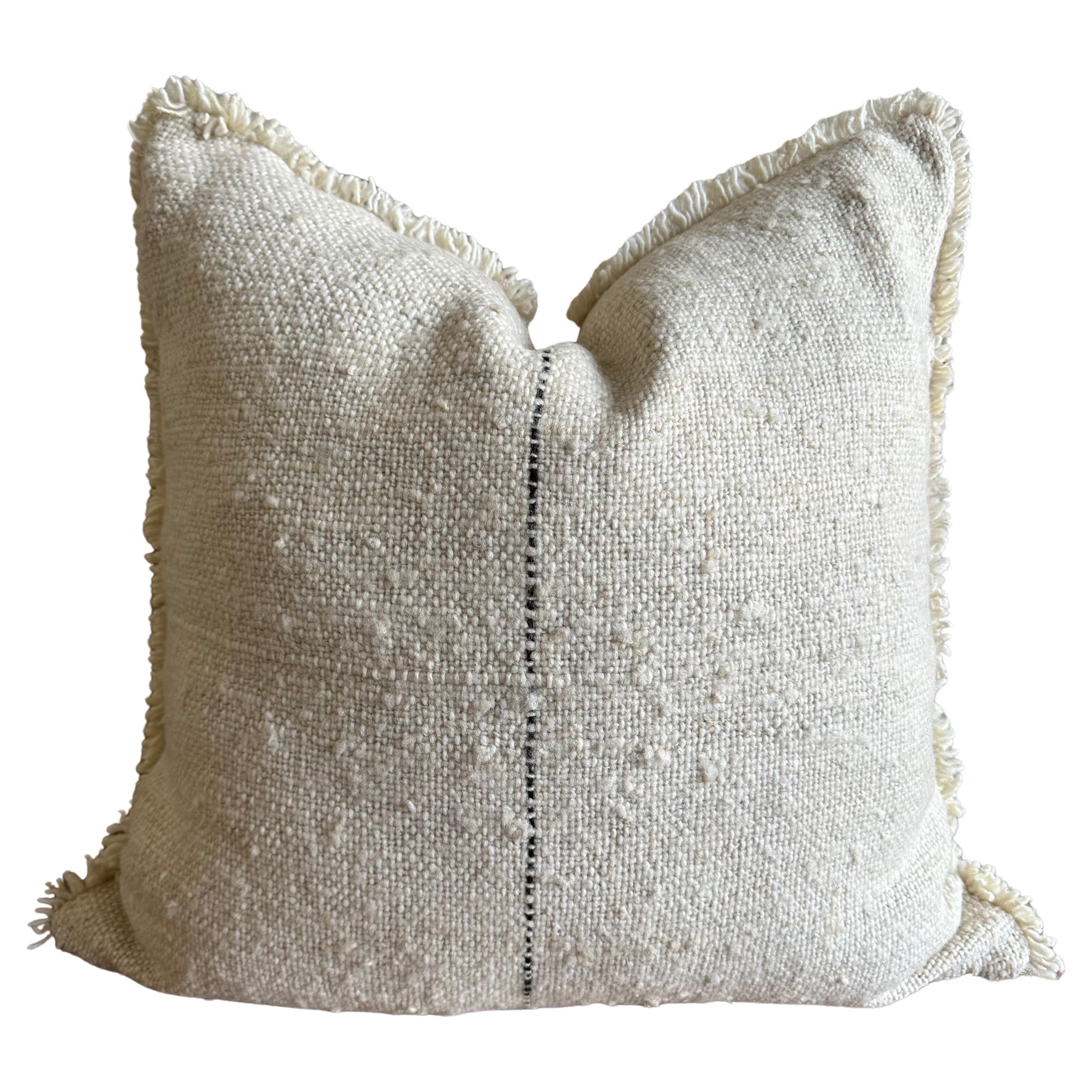 Individuelles Karu Woven Wool Pillow in Haferflocken mit schwarzen Streifen im Angebot