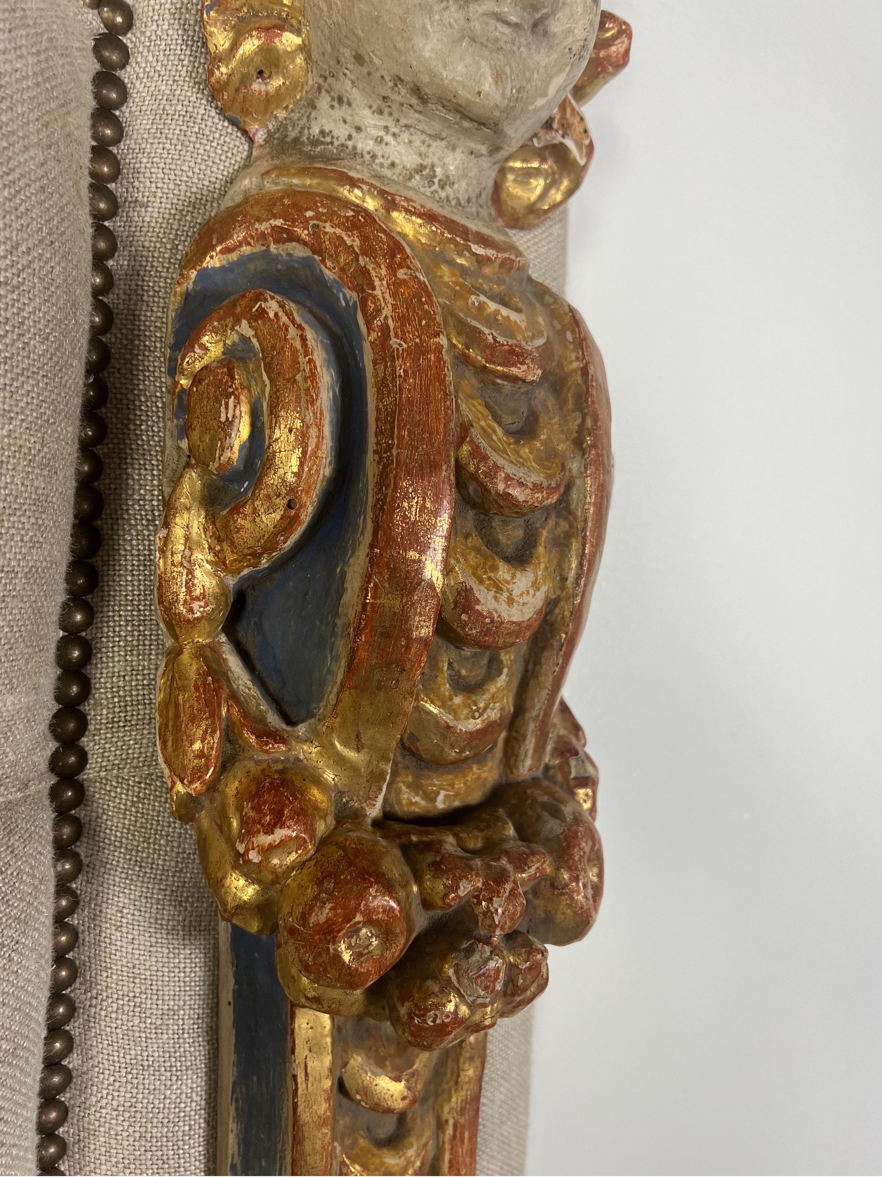 Maßgefertigtes Kopfteil aus belgischem Leinen in King Size mit polychromierten Putten im Zustand „Gut“ im Angebot in Los Angeles, CA