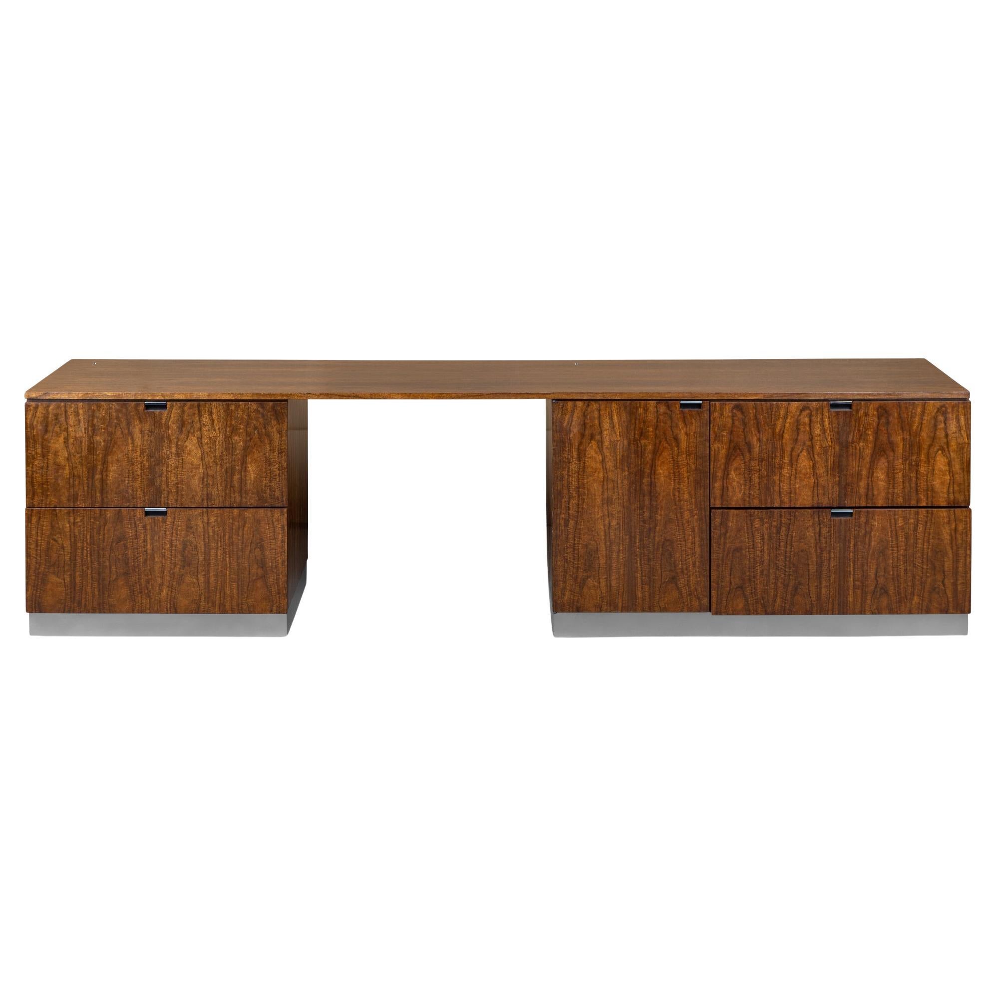 Escritorio Knoll 9' Executive Credenza personalizado en nogal y cromo