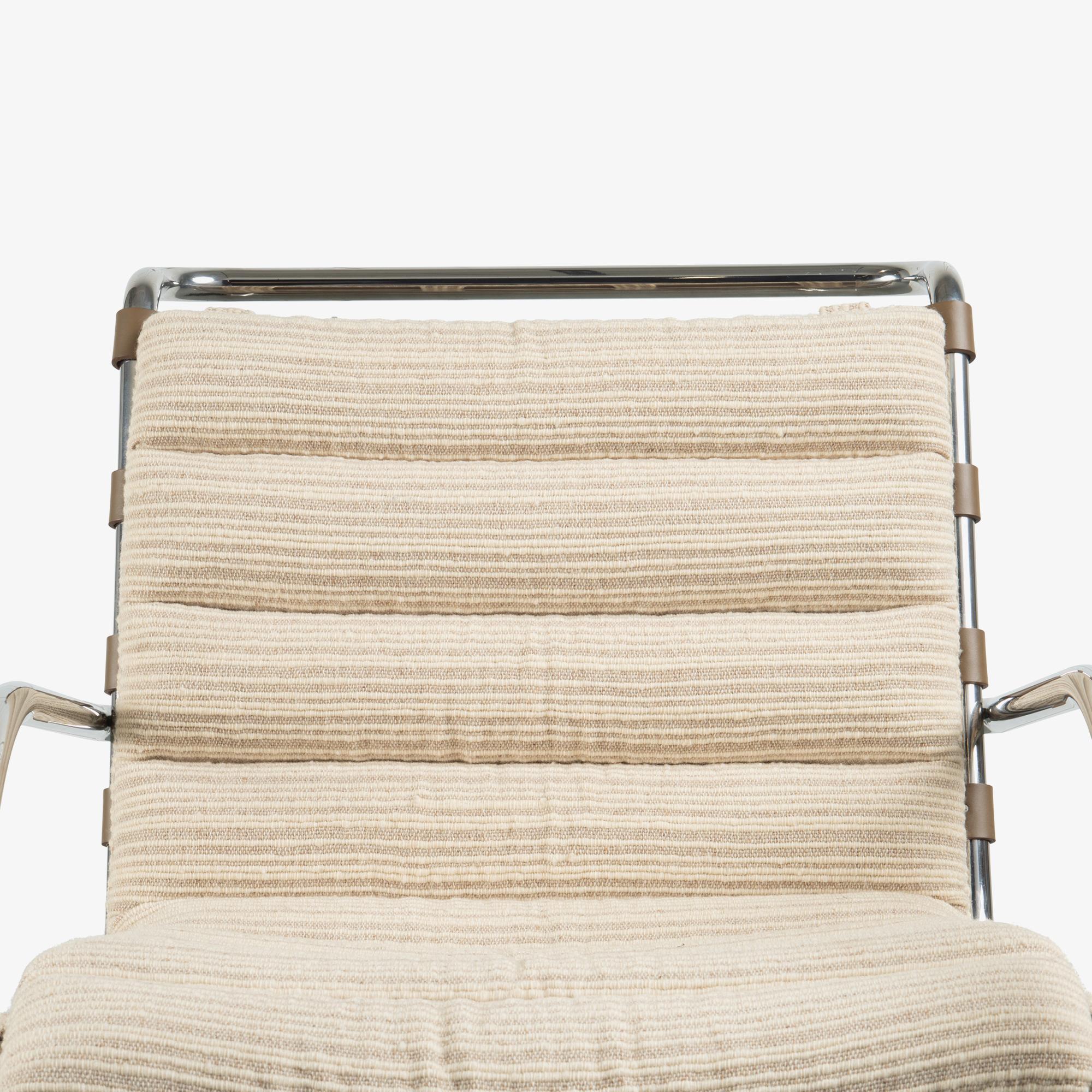 Chaises longues Knoll Lounge Chairs en laine par Ludwig Mies van der Rohe, deux par deux en vente 3