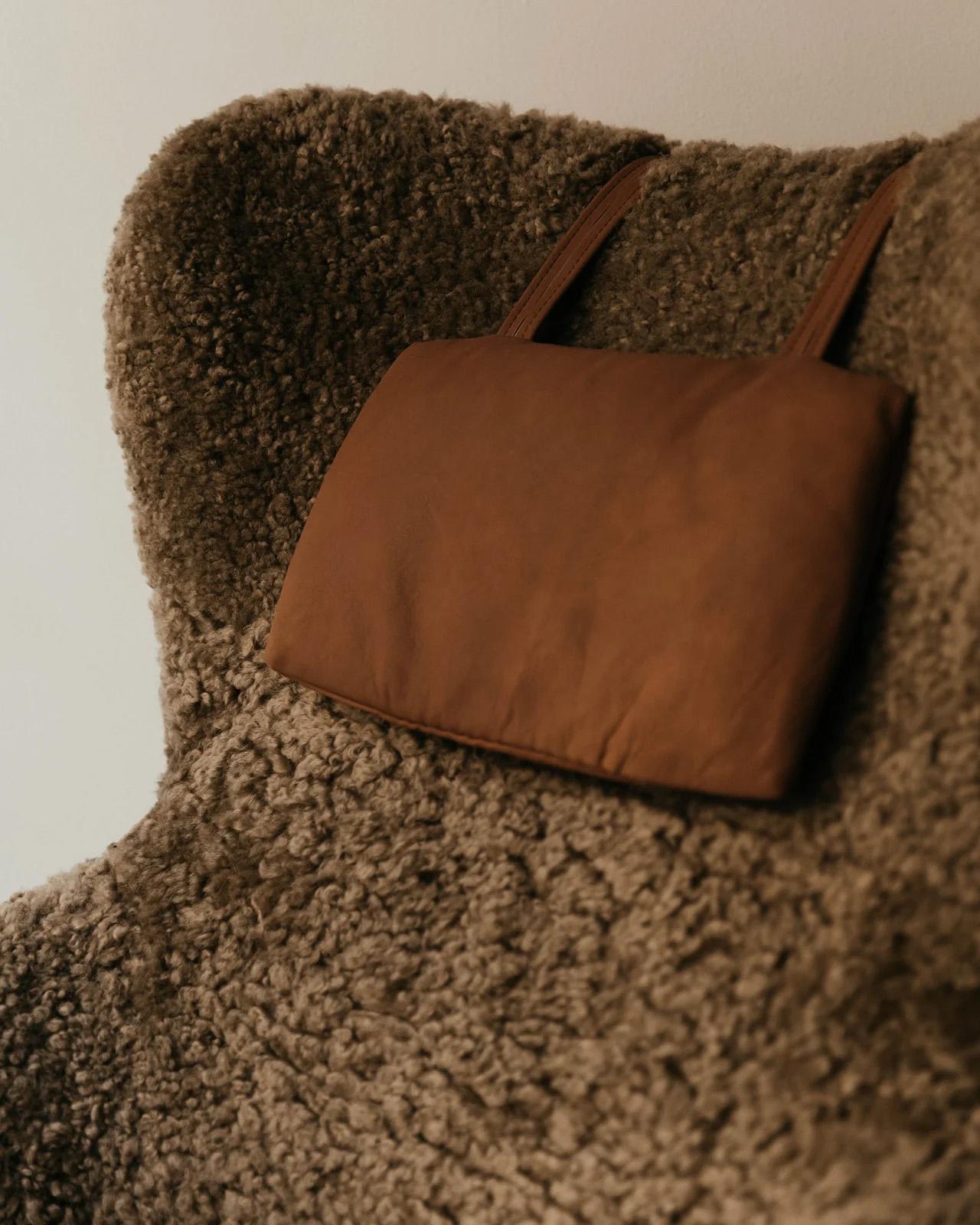 Auf Bestellung gefertigter Shearling-Sessel mit Leder- und Holzverzierungen. 

Hergestellt in LA. 