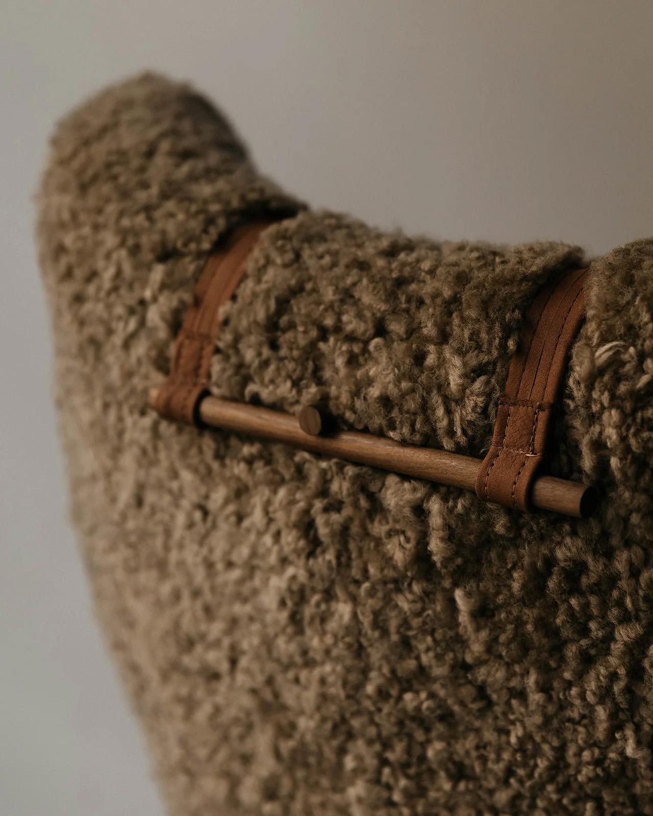 Maßgefertigter Kyuka-Stuhl mit Holz- und Lederdetails (amerikanisch) im Angebot