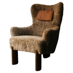 Chaise Kyuka personnalisée avec détails en bois et en cuir