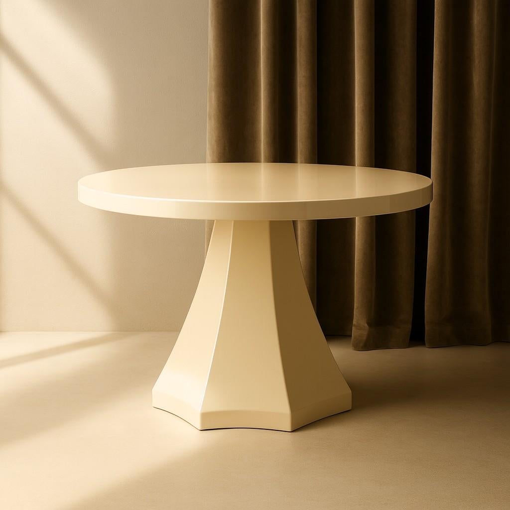 
Questo tavolo da pranzo moderno è uno studio di design audace e scultoreo. Presenta un elegante piano rotondo e una sorprendente base geometrica, entrambi rifiniti con un'impeccabile laccatura lucida. La base è composta da molteplici sfaccettature