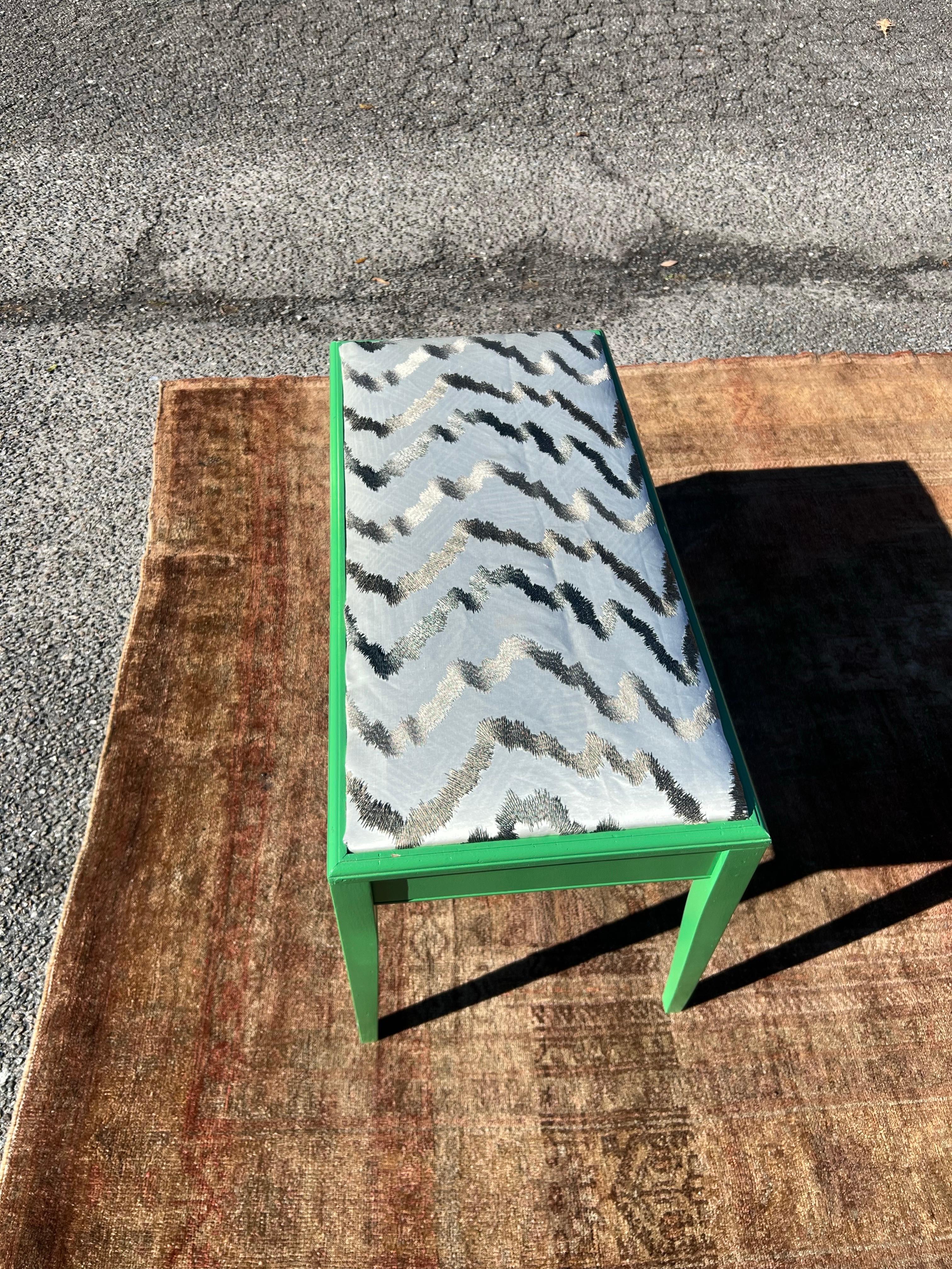 Custom Lacquered Kelly Green Bench In Good Condition For Sale In Charleston, SC