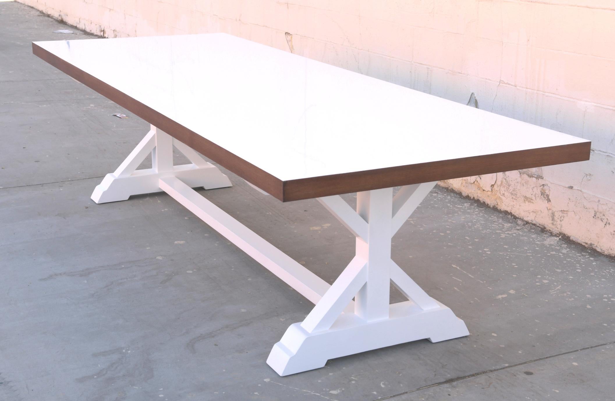 Dieser maßgefertigte Esstisch ist aus Eichenholz mit weiß lackierter Platte und Untergestell gefertigt.

Hier ist er in 120