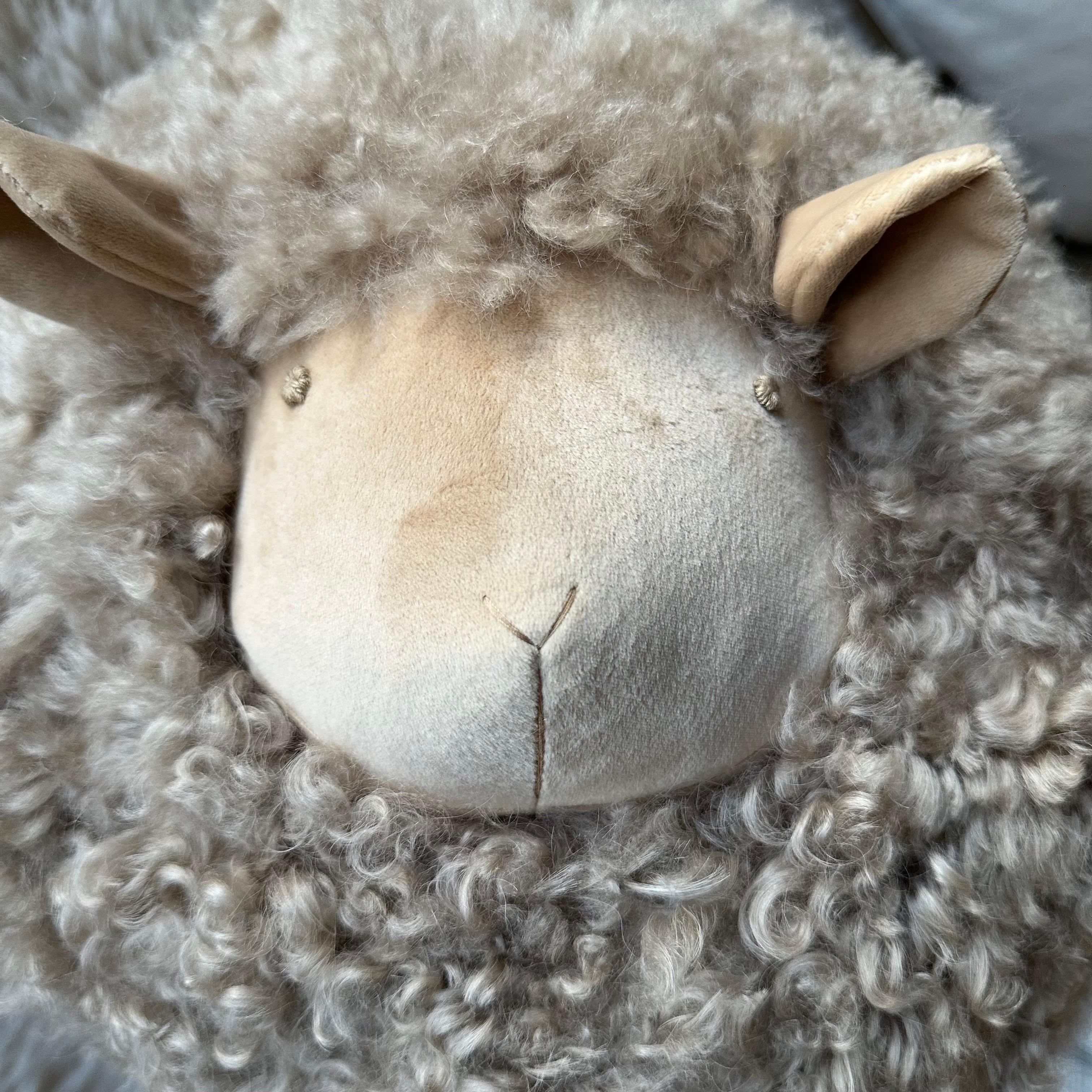 Dekoratives Schaf-Kissen aus Lammwolle  (Dänisch)