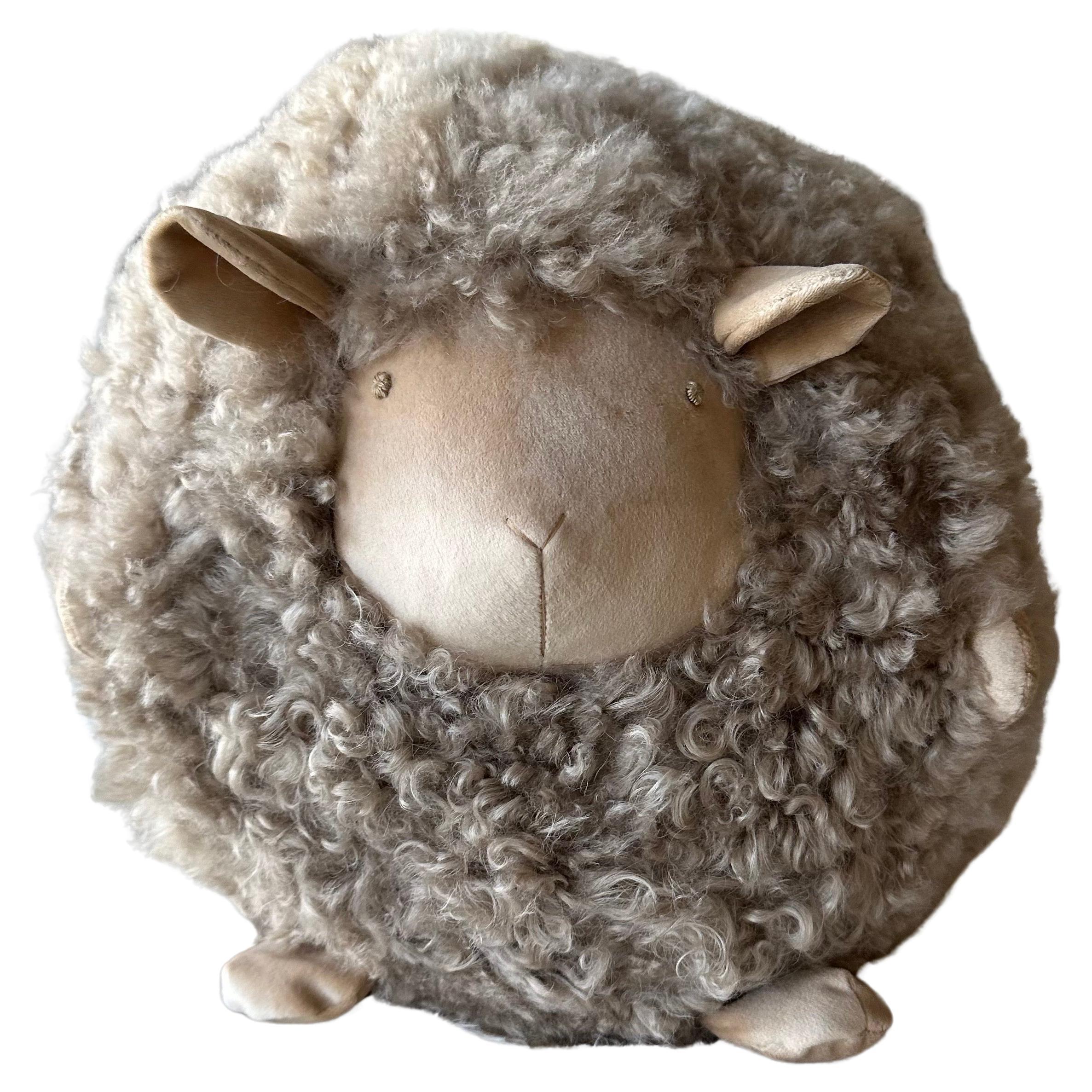 Dekoratives Schaf-Kissen aus Lammwolle 