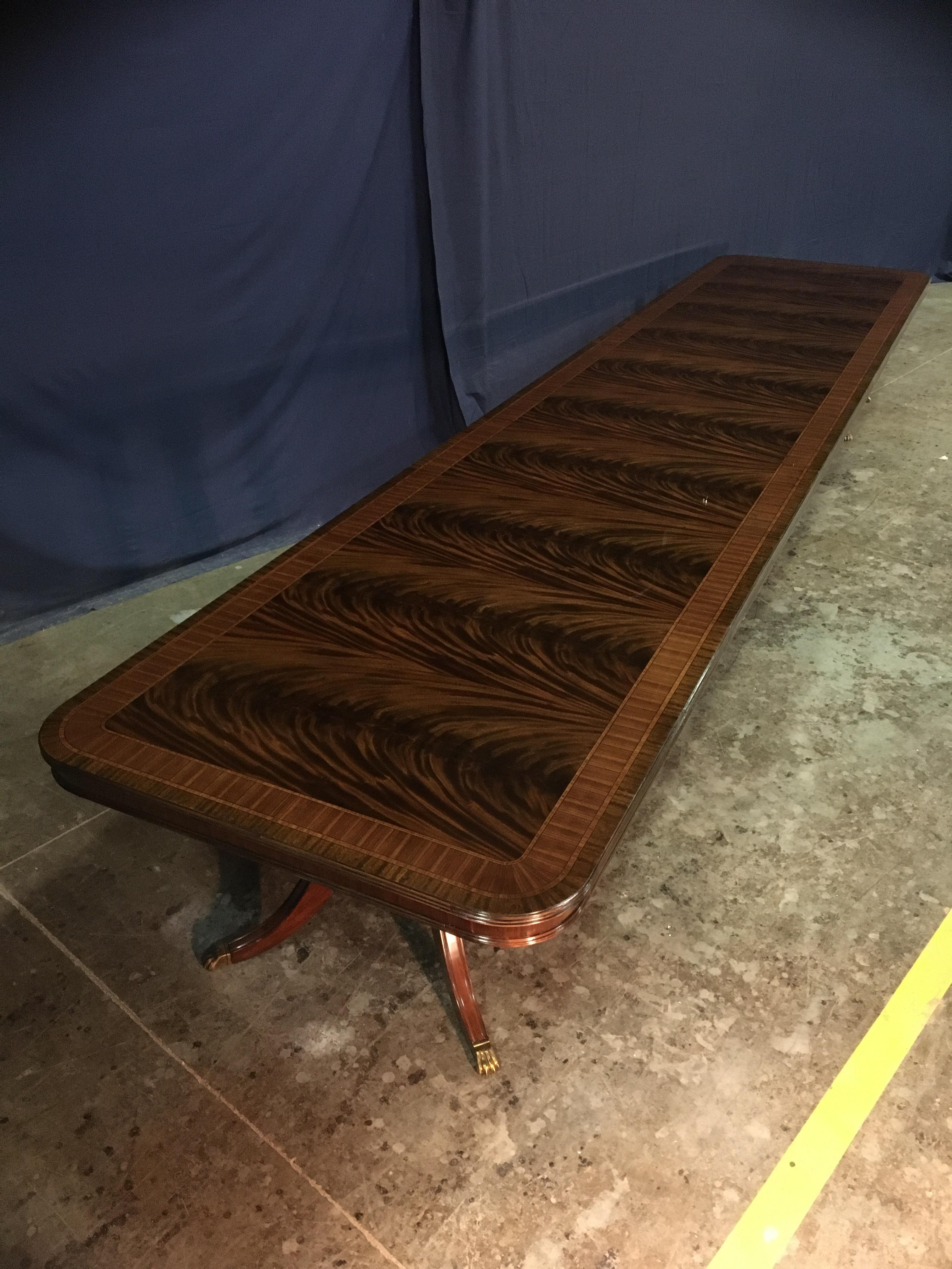 Il s'agit d'une grande table de banquet/salle à manger traditionnelle en acajou fabriquée sur commande dans l'atelier de Leighton Hall. Il se compose d'un champ d'acajou crotch assorti par glissement, originaire d'Afrique de l'Ouest, et de bordures