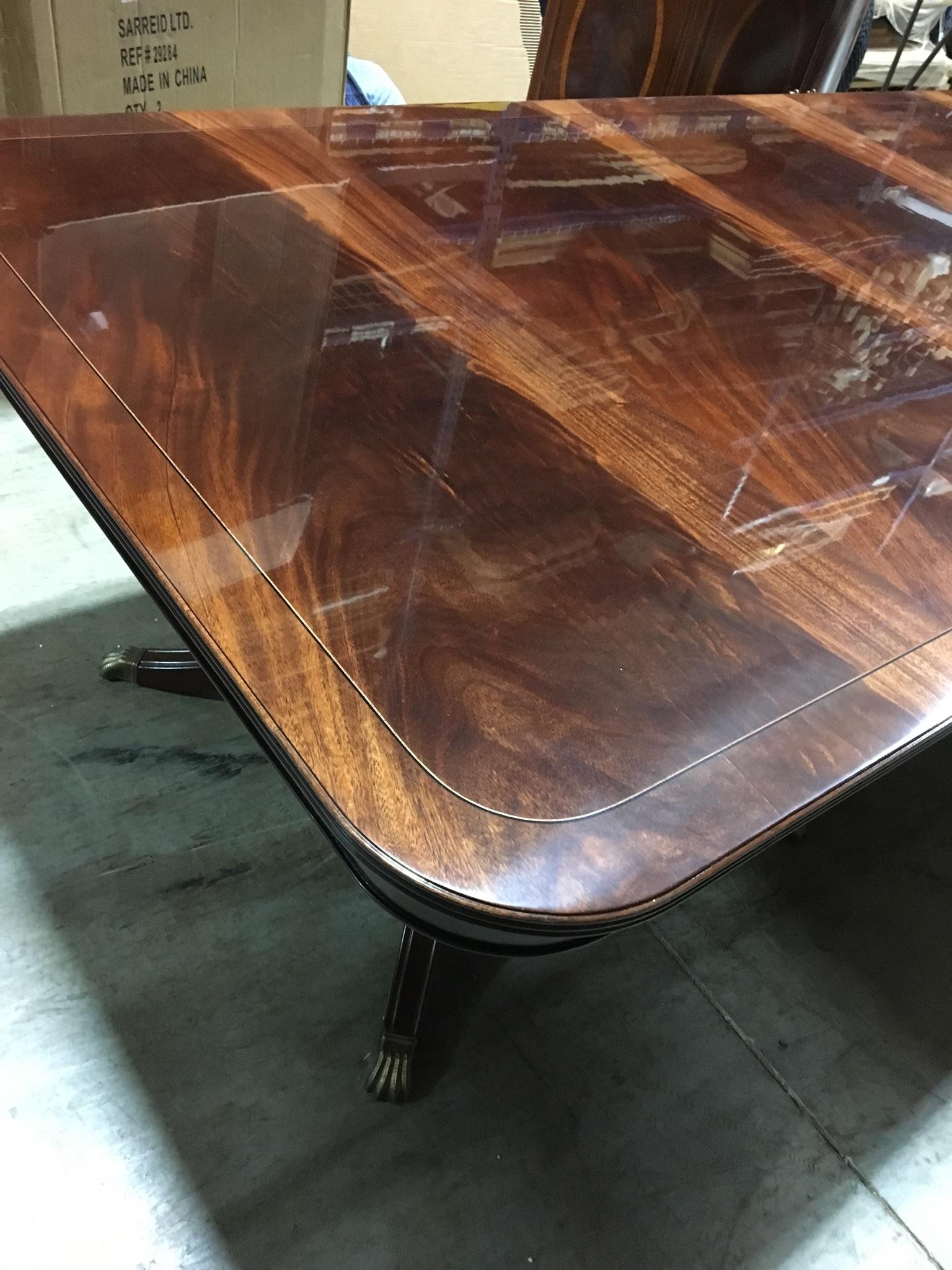 Grand modèle de 26 pieds sur mesure. Table de salle à manger de style géorgien en acajou par Leighton Hall en vente 3