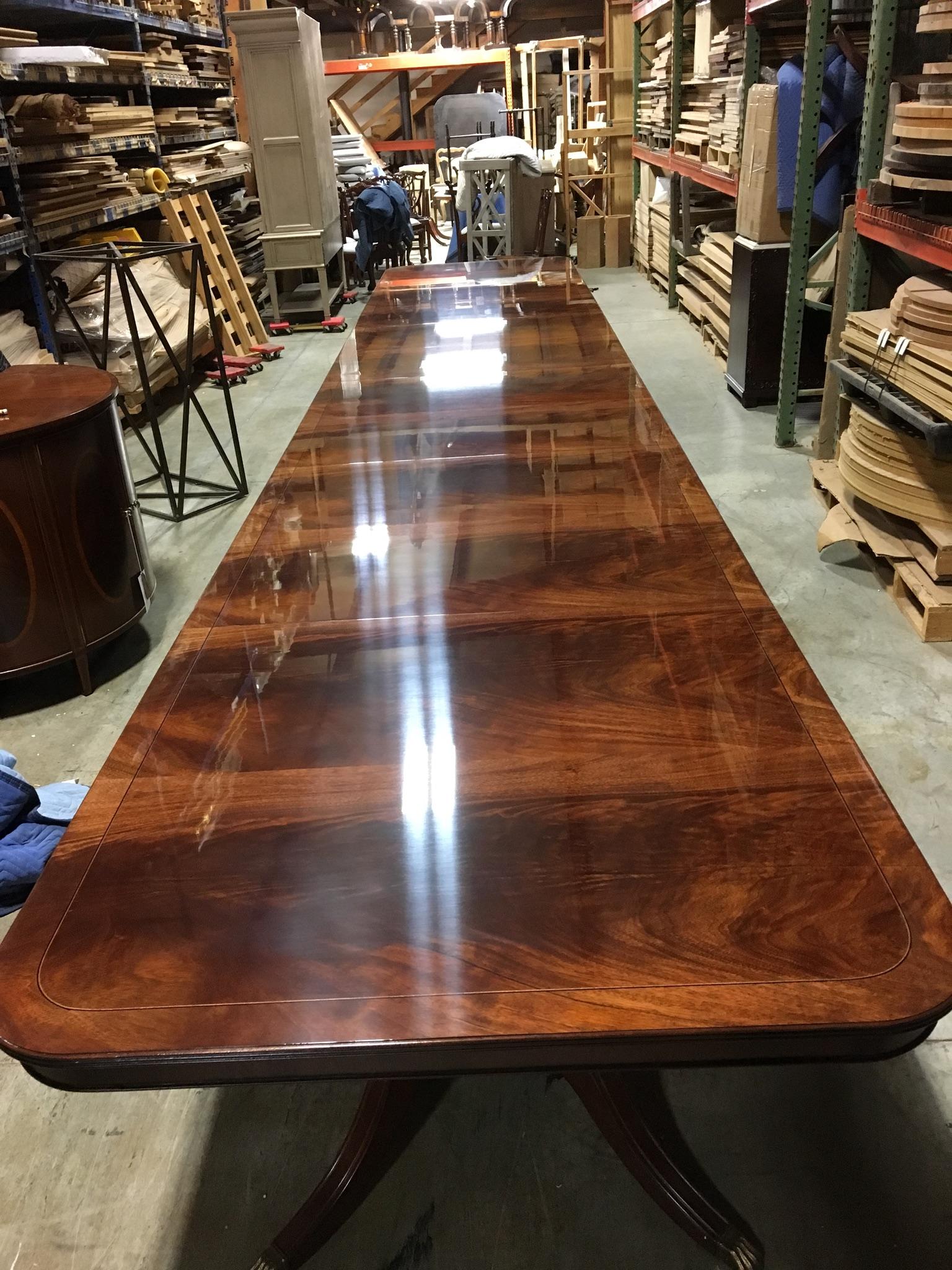 Américain Grand modèle de 26 pieds sur mesure. Table de salle à manger de style géorgien en acajou par Leighton Hall en vente