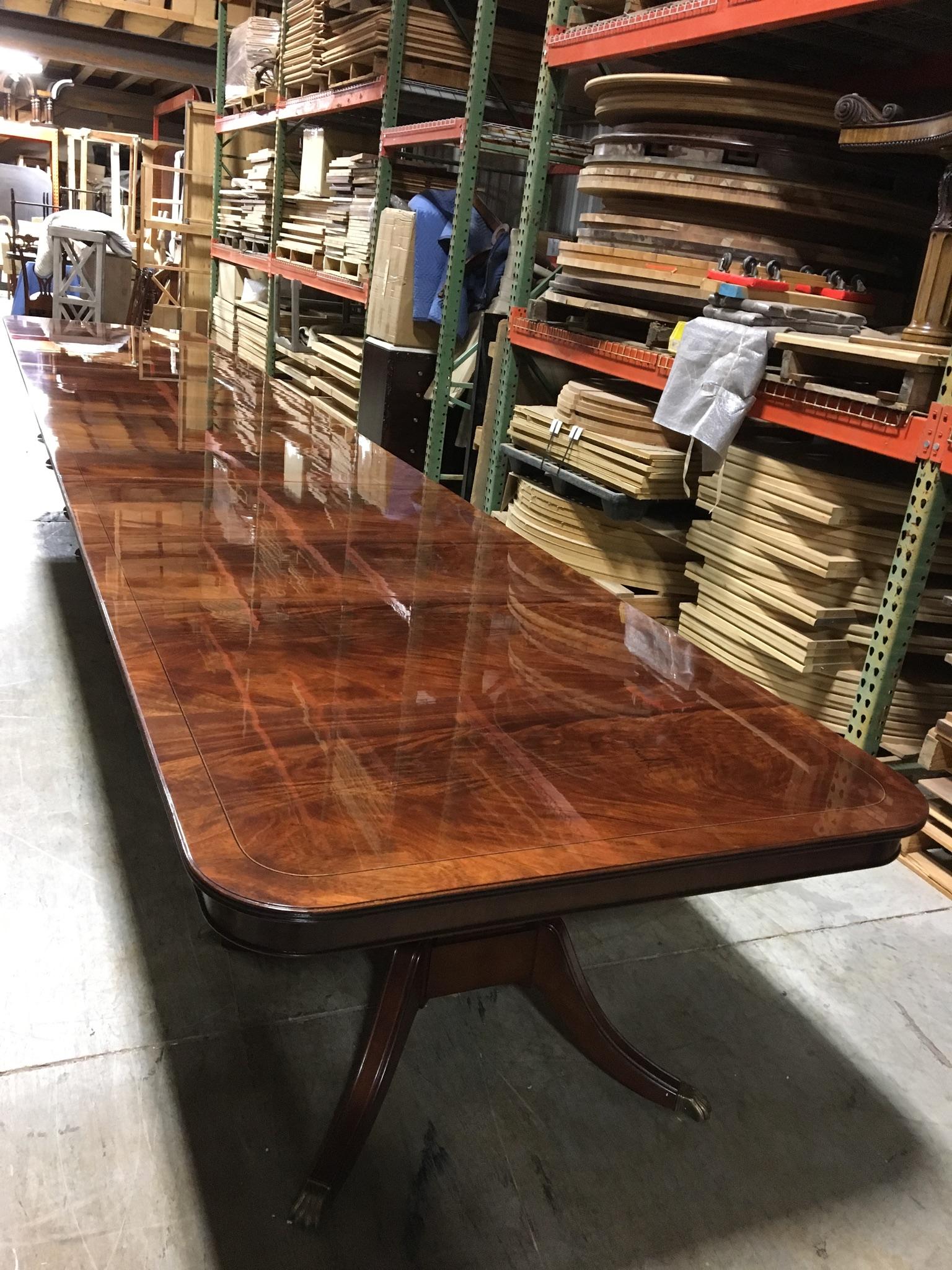 Grand modèle de 26 pieds sur mesure. Table de salle à manger de style géorgien en acajou par Leighton Hall en vente 2