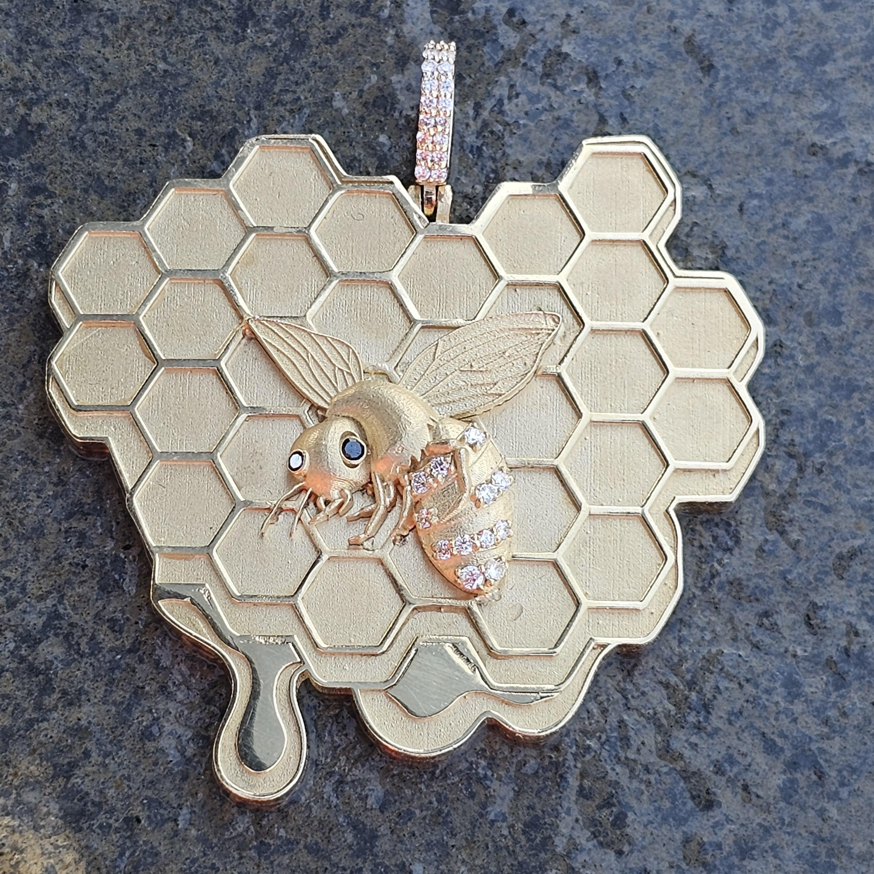 Taglio rotondo Ciondolo ape grande personalizzato su alveare a nido d'ape con diamante 3D 14k giallo 2