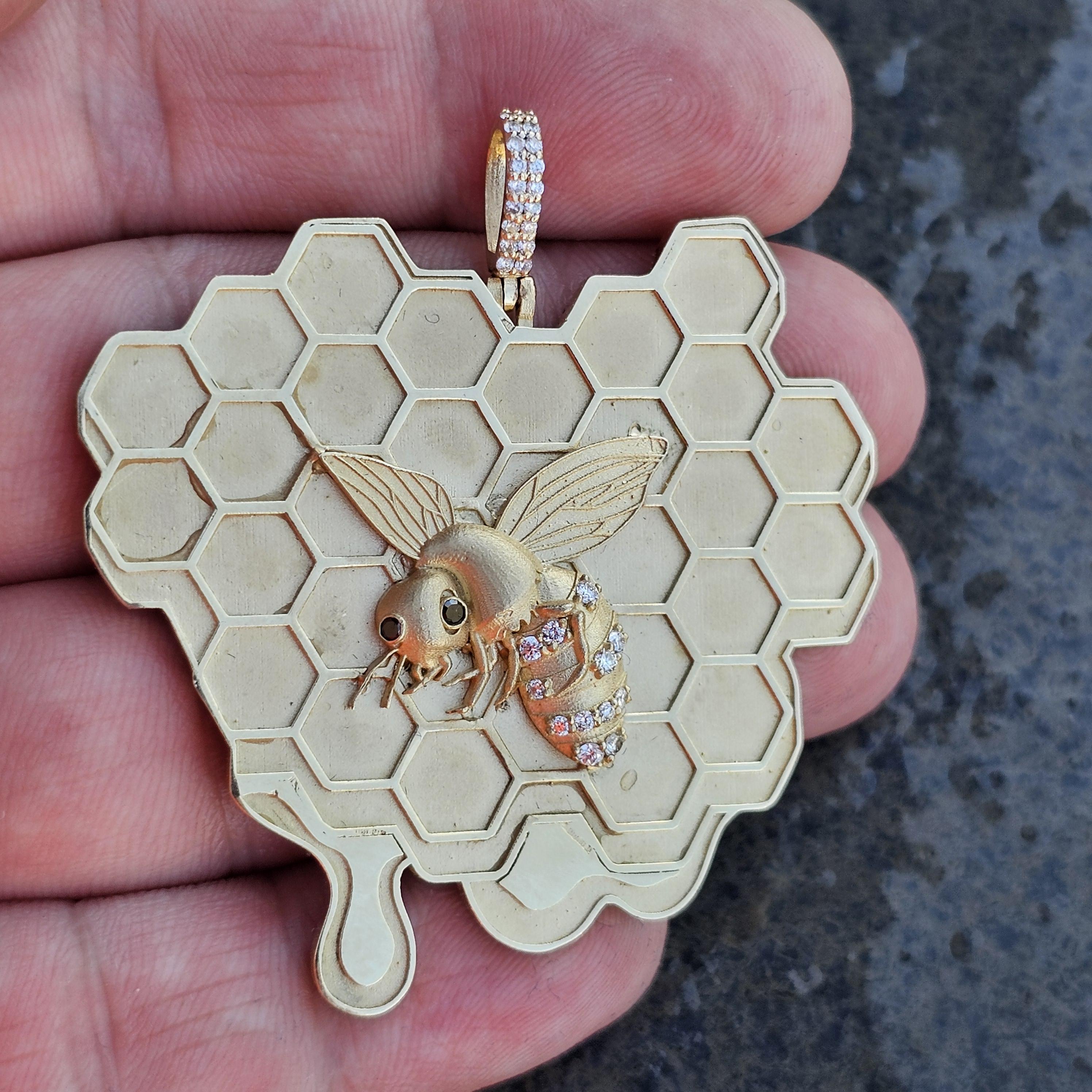Ciondolo ape grande personalizzato su alveare a nido d'ape con diamante 3D 14k giallo 2