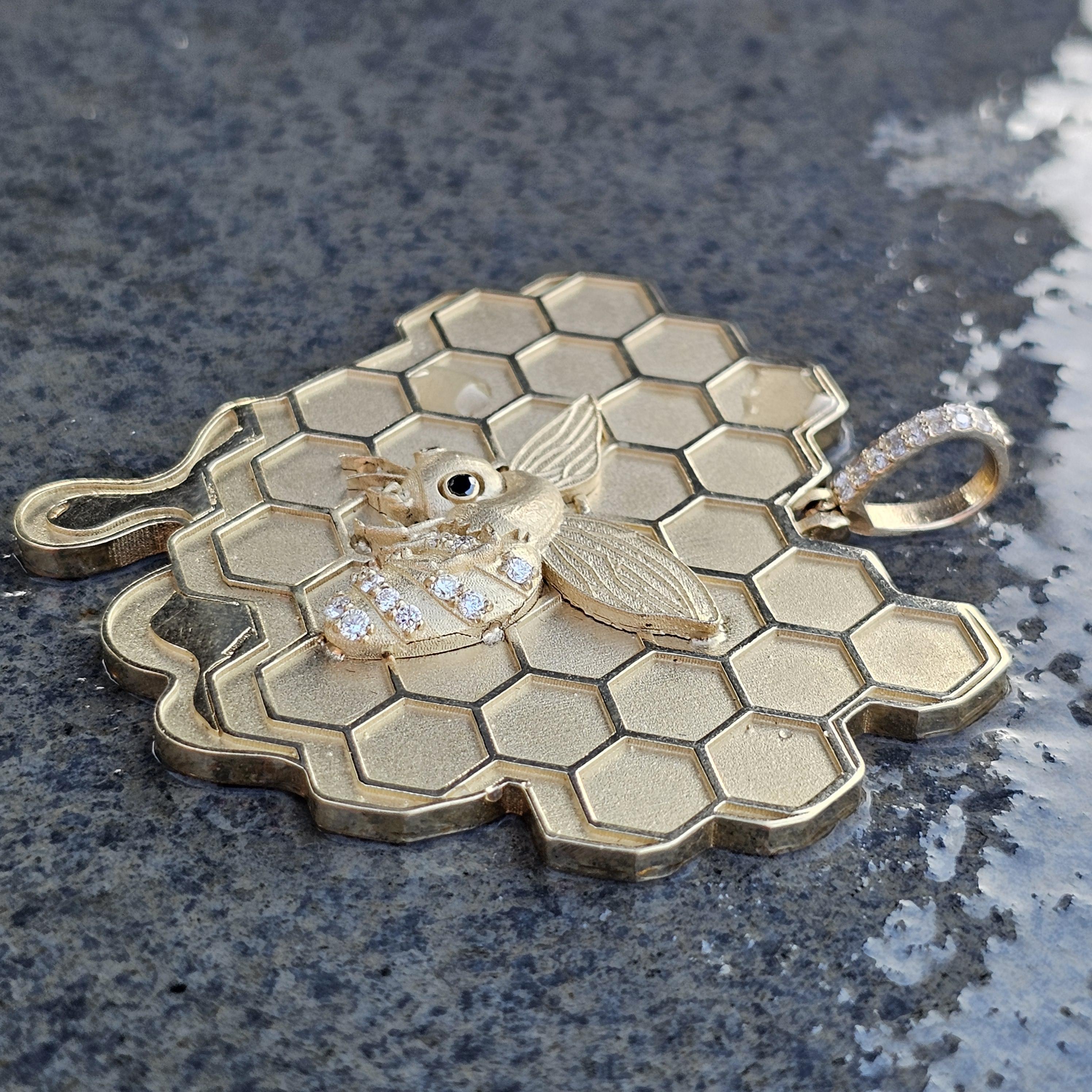 Ciondolo ape grande personalizzato su alveare a nido d'ape con diamante 3D 14k giallo 2
