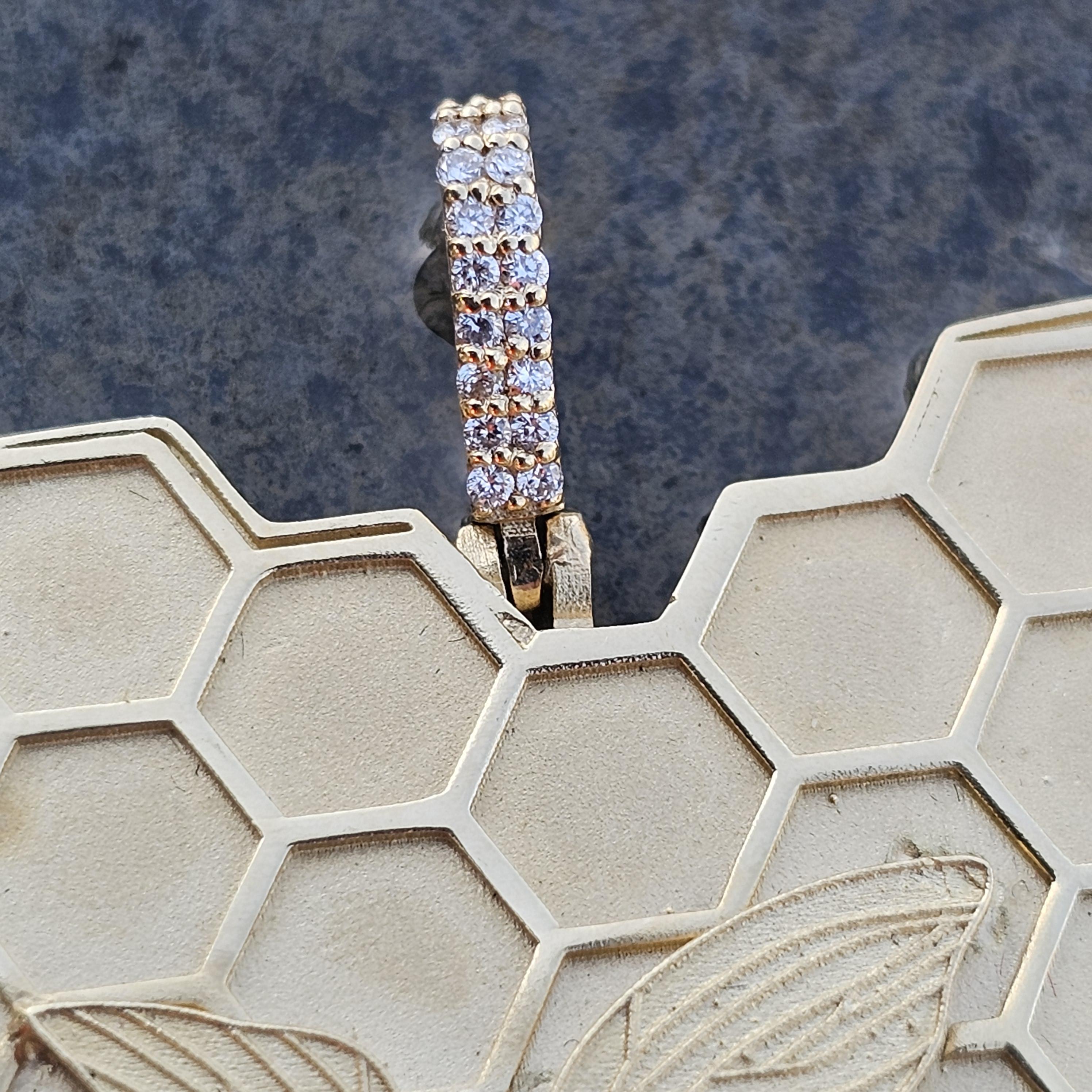 Ciondolo ape grande personalizzato su alveare a nido d'ape con diamante 3D 14k giallo 2
