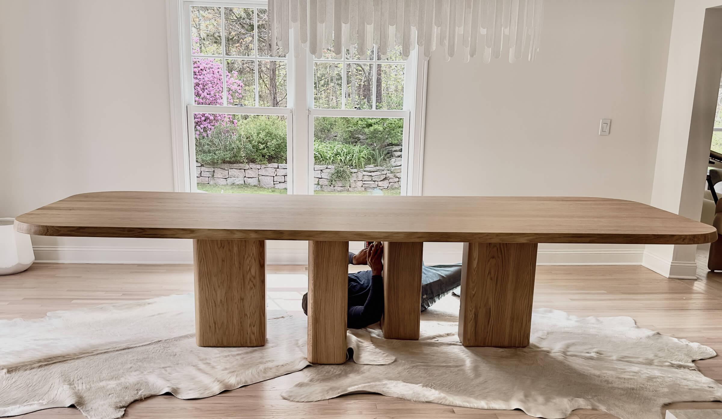 Table de salle à manger rectangulaire en chêne avec base sculptée. Représenté pour 12 personnes.

Parc offre une personnalisation complète, y compris la taille, les essences de bois, les options de finition et les configurations de base pour