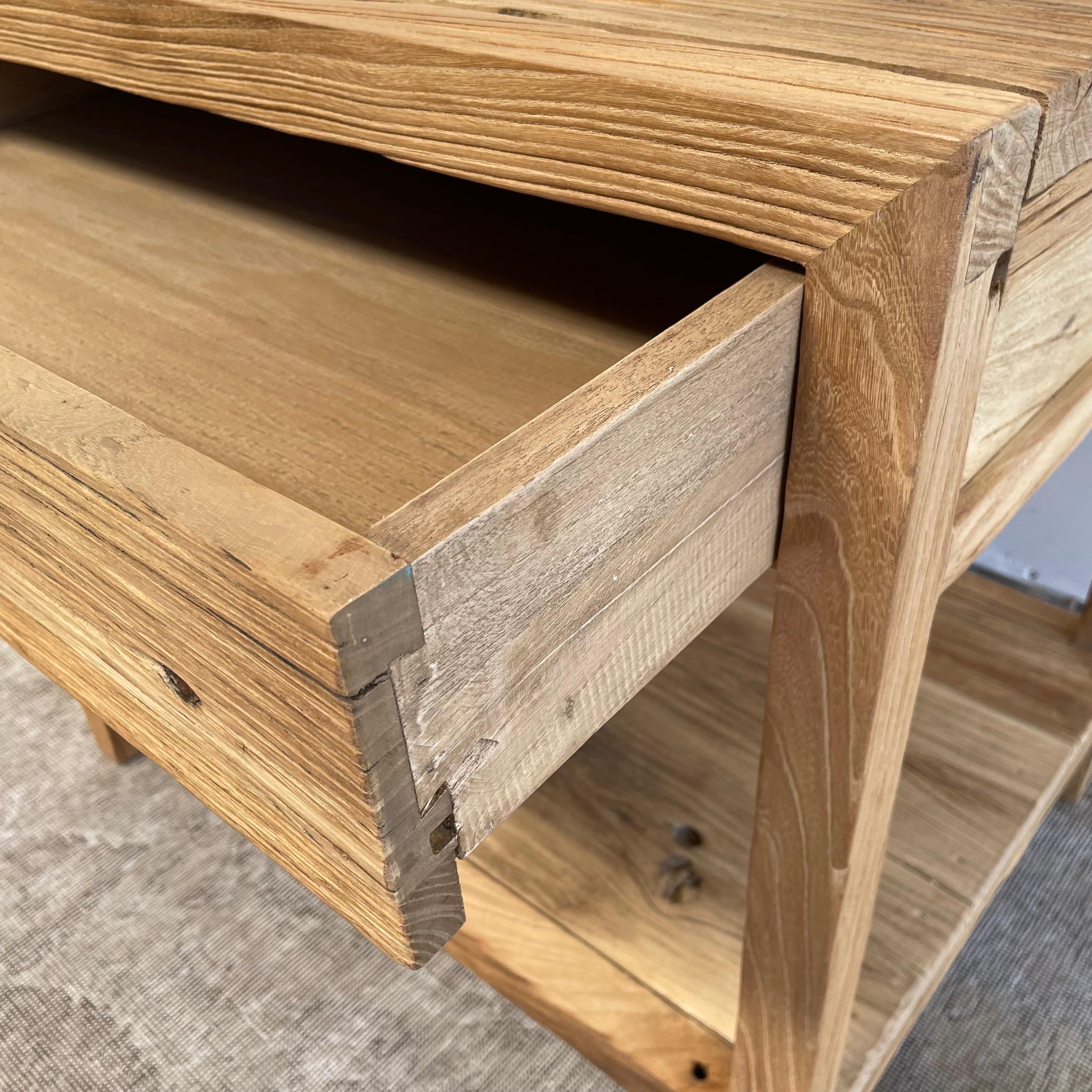 Orme Grande table de nuit à un tiroir en bois d'orme sur mesure Finition naturelle en vente