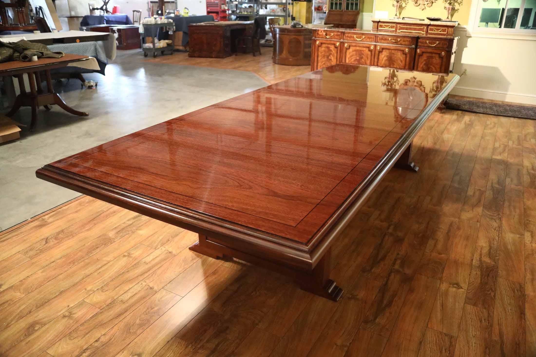 Moderne Grande table de conférence rectangulaire en acajou faite sur mesure par Leighton Hall en vente
