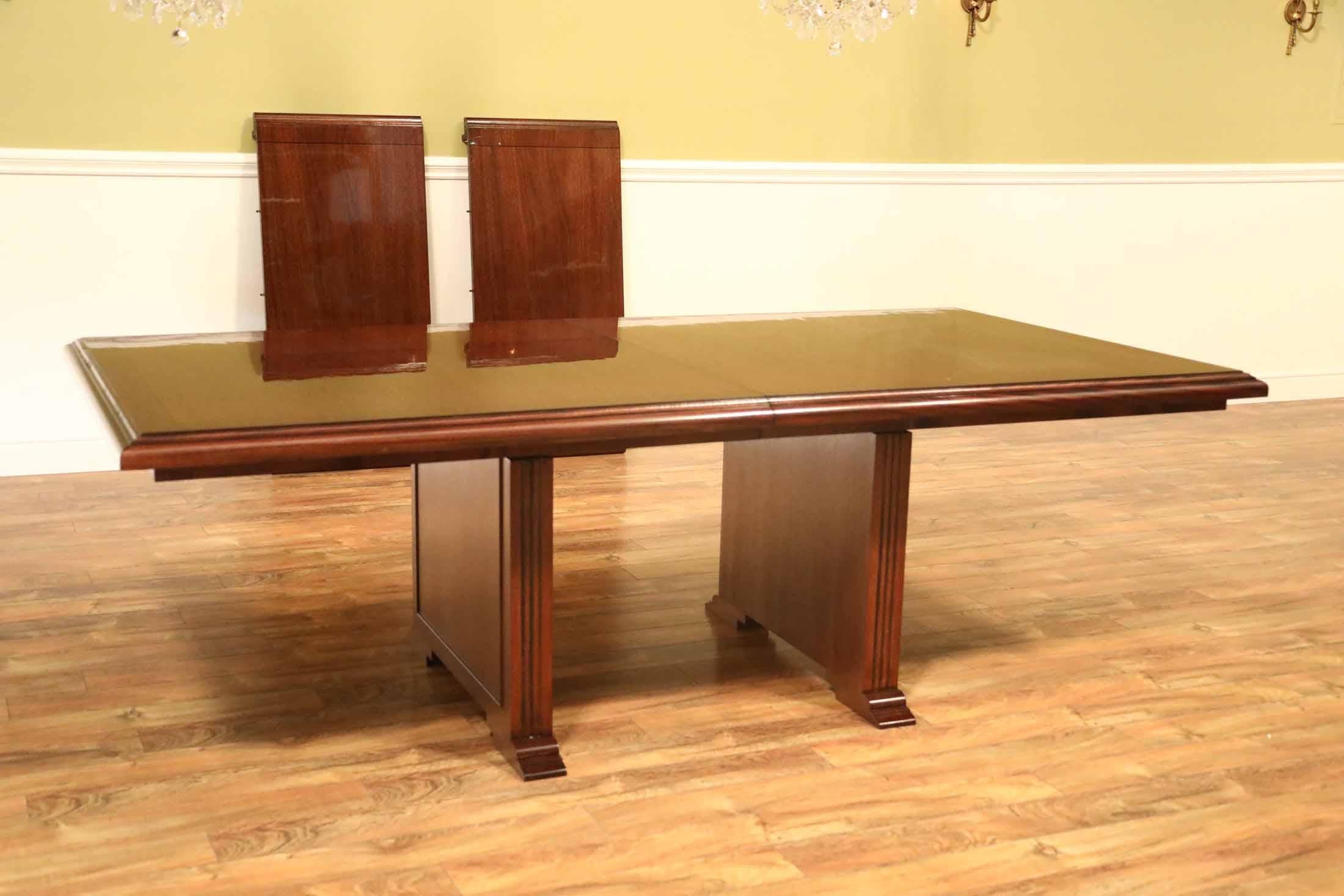 Grande table de conférence rectangulaire en acajou faite sur mesure par Leighton Hall Neuf - En vente à Suwanee, GA