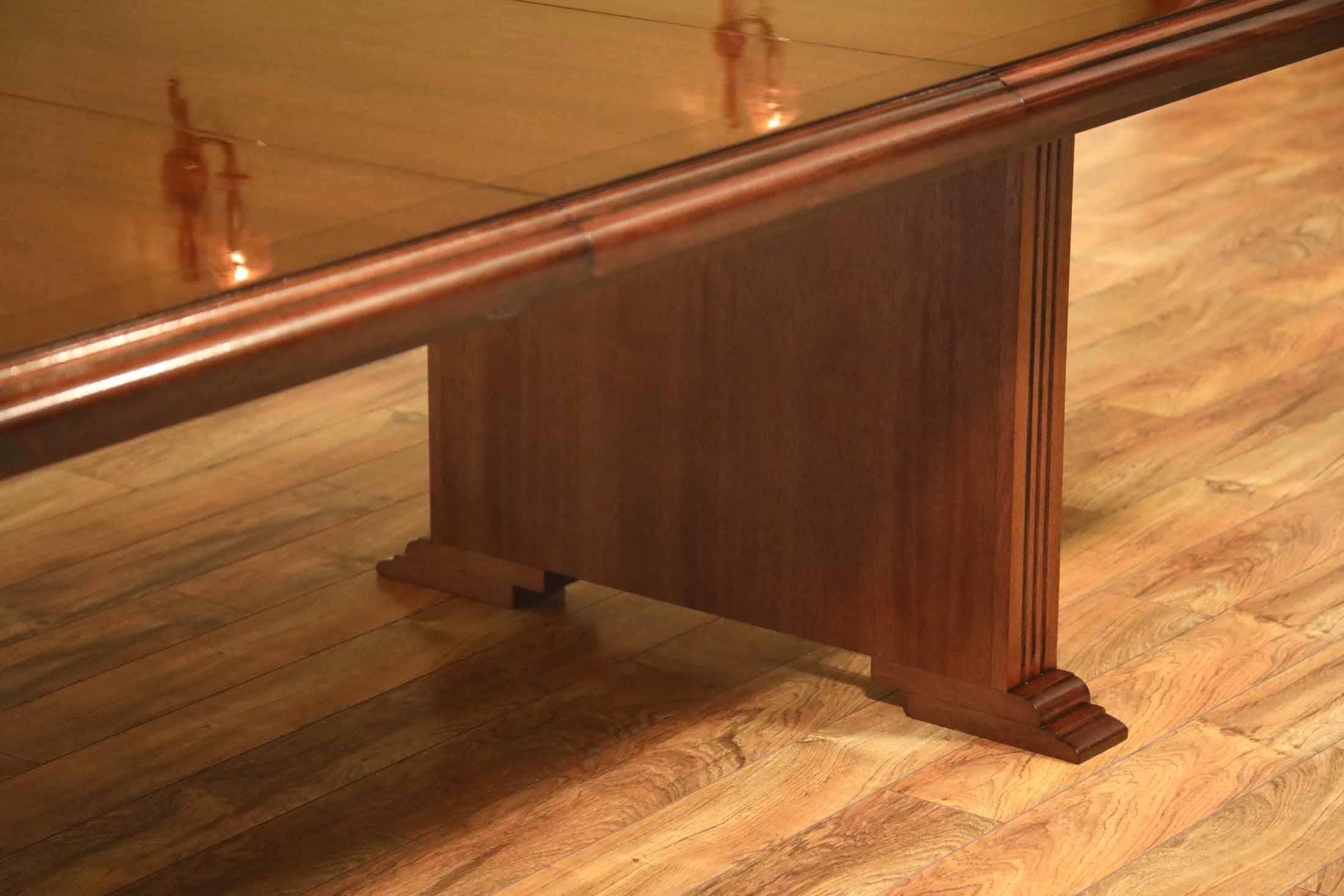 XXIe siècle et contemporain Grande table de conférence rectangulaire en acajou faite sur mesure par Leighton Hall en vente