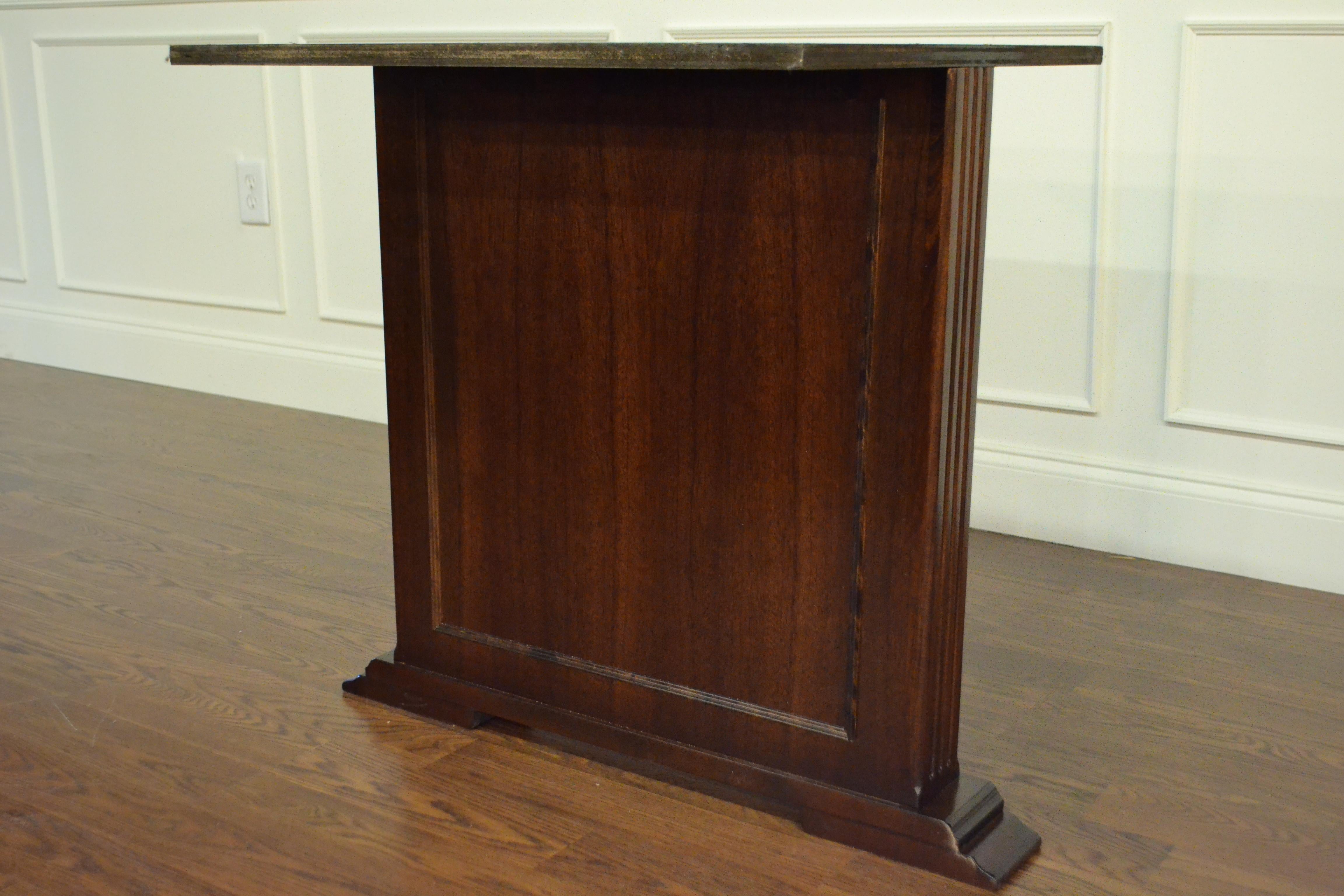 Grande table de conférence rectangulaire en acajou faite sur mesure par Leighton Hall en vente 1